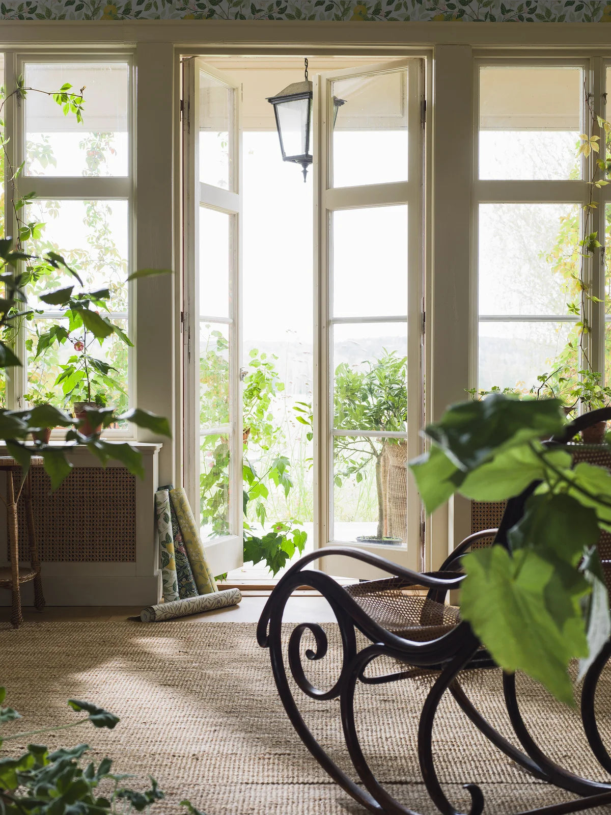 Vlies-Tapete mit pflanzlichem Muster CITRONTRÄD in Weiß mit Grün