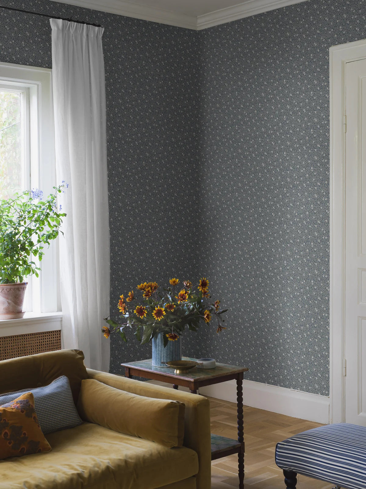Wallpaper with a floral pattern of flowers and leaves MYRTEN blue with white