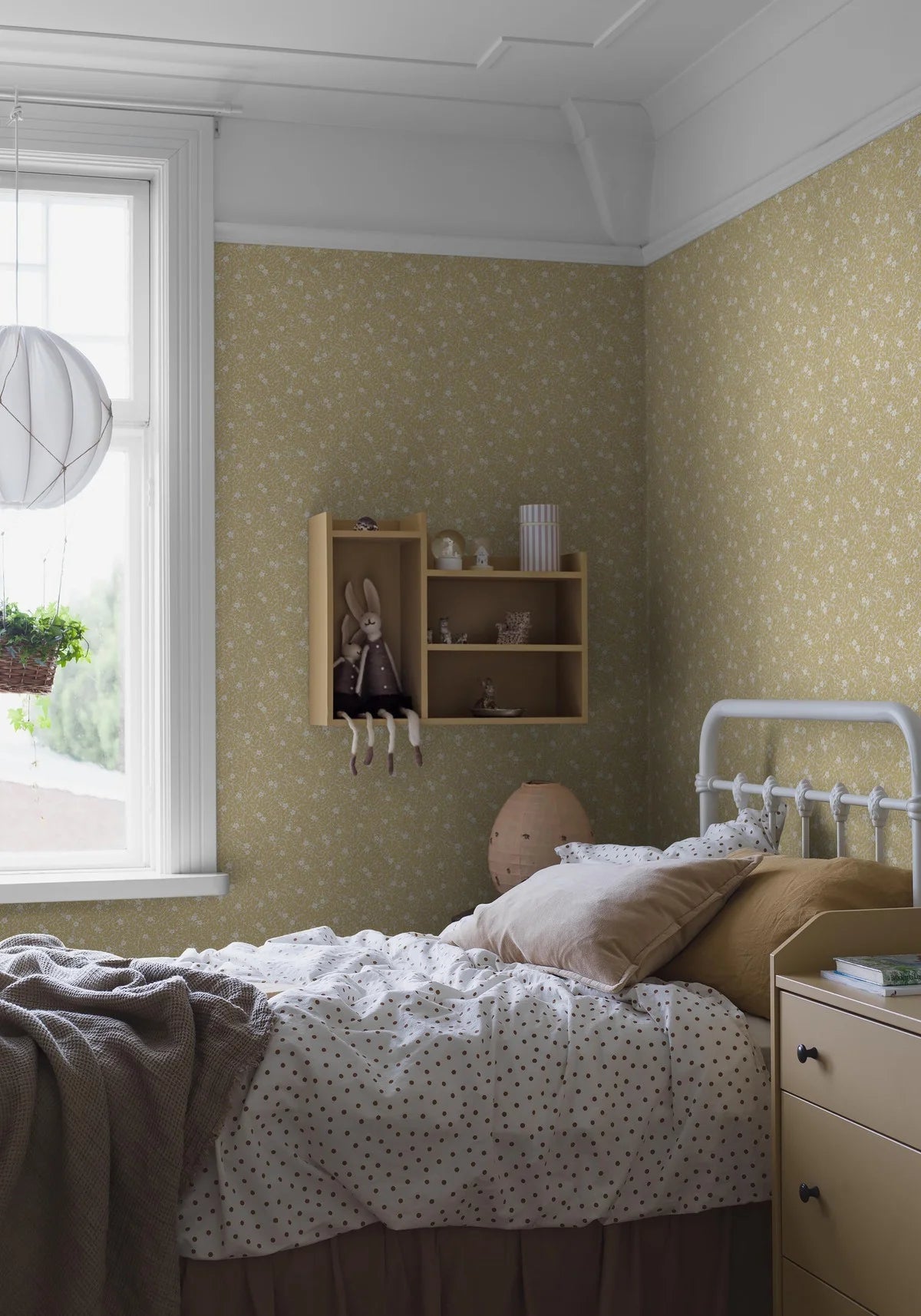 Wallpaper with a floral pattern of flowers and leaves MYRTEN yellow with white