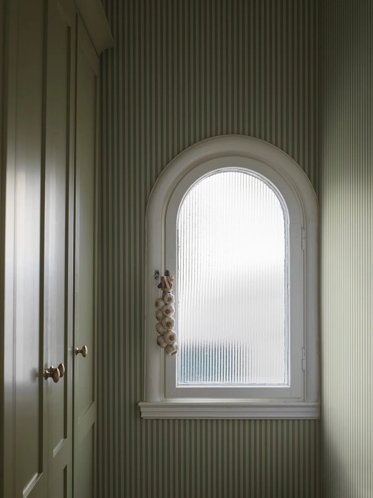 Tapete mit Streifenmuster MÖLLE STRIPE grün-beige