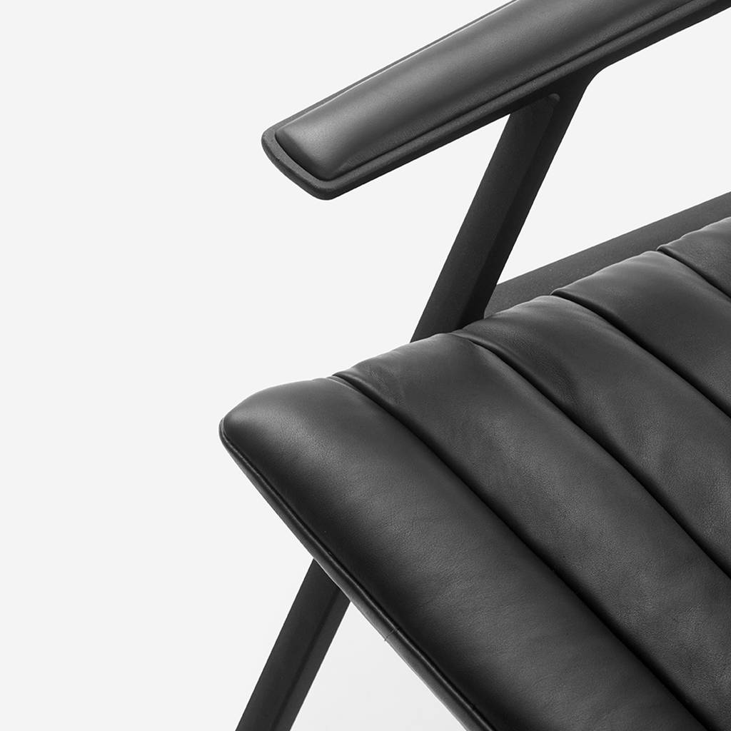 Sessel 456 schwarze Leder mit dunklem Metallgestell