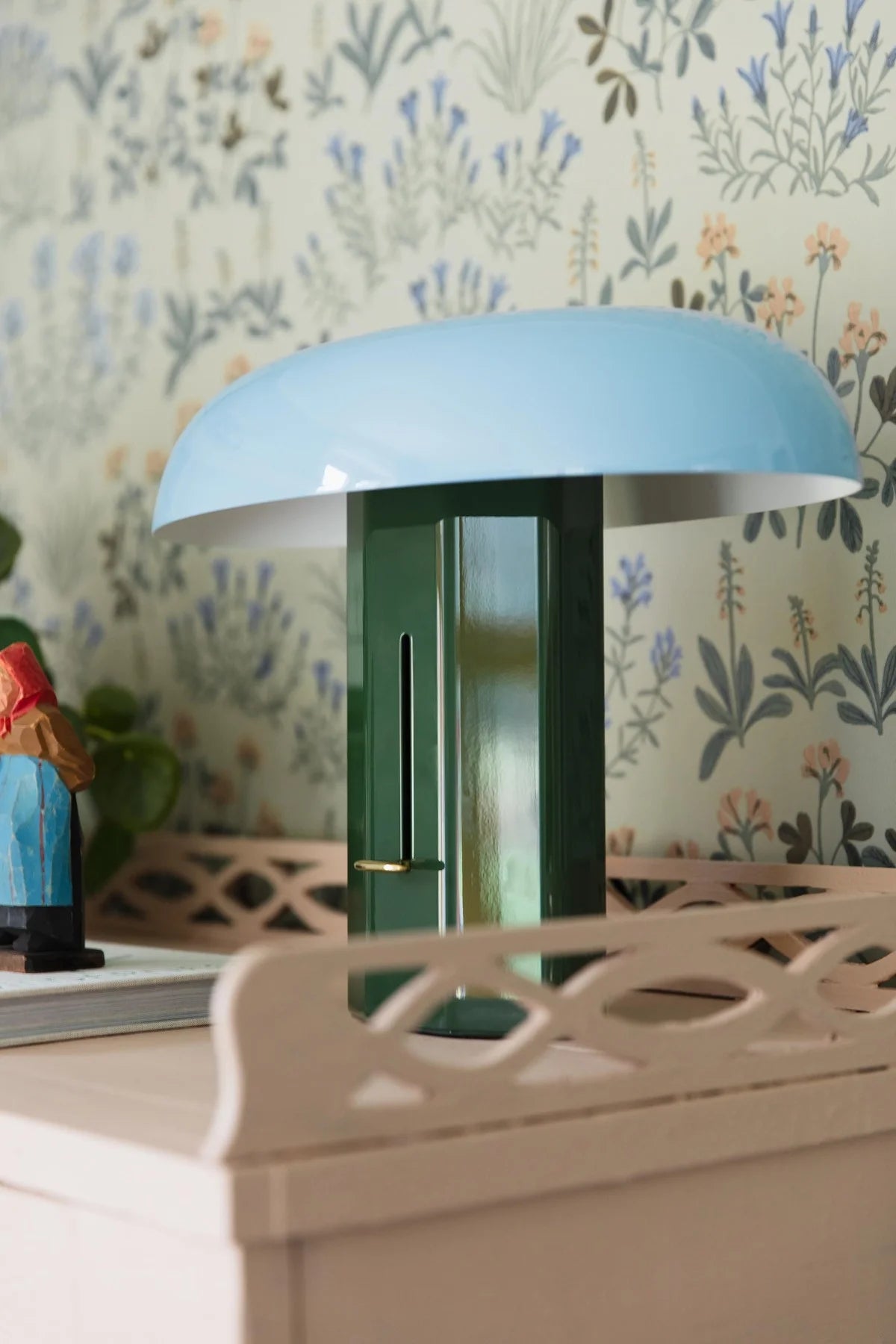 Tapete mit Pflanzenmotiv NORAS ANG, gedämpftes Grün mit Blau