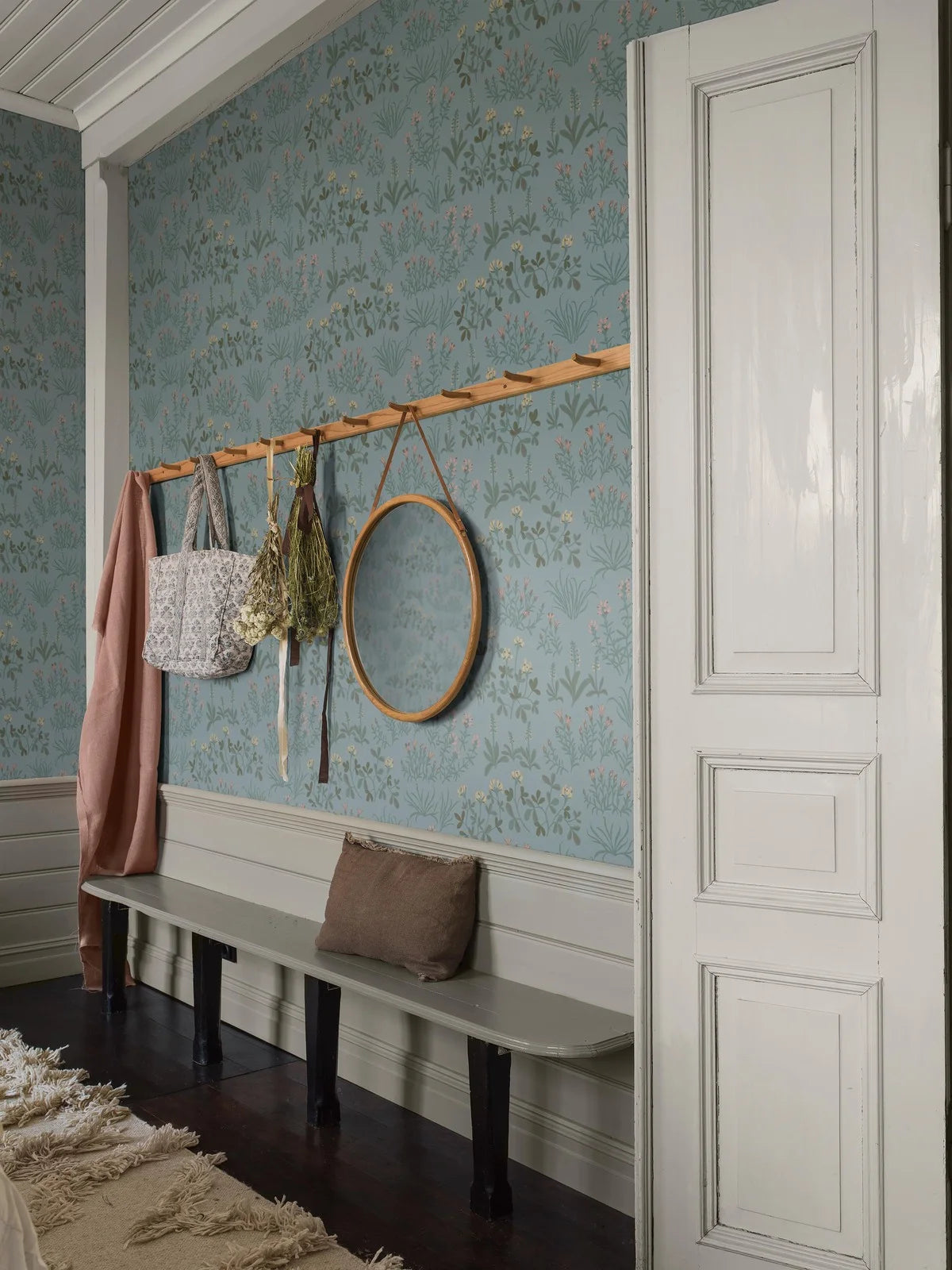 Tapete mit Pflanzenmotiv NORAS ANG, gedämpftes Blau mit Gelb