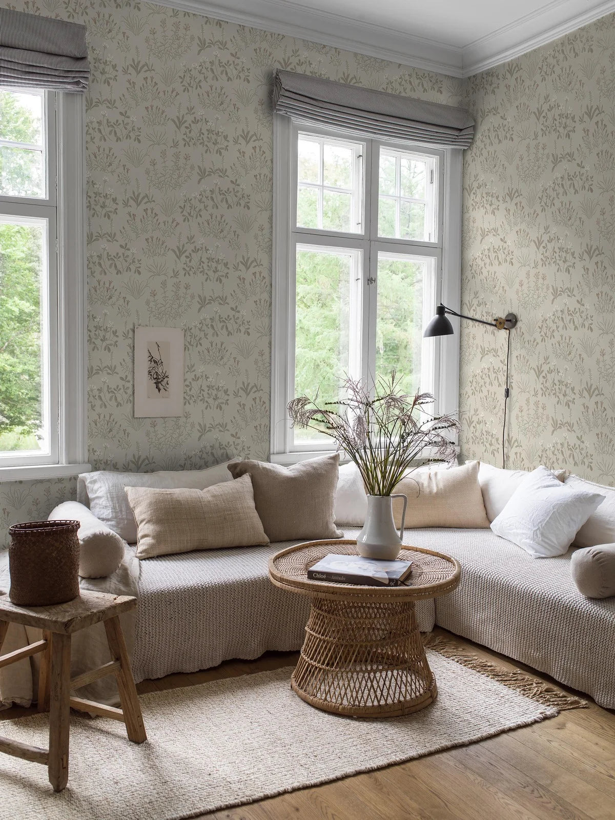 Tapete mit pflanzlichem Blumenmotiv NORAS ANG sandfarben mit braunem Akzent