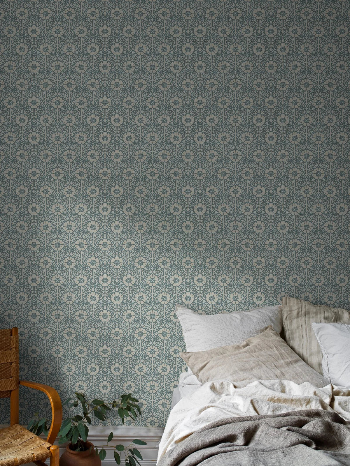 Floral Pattern Wallpaper in Blue and White - NYPONROS