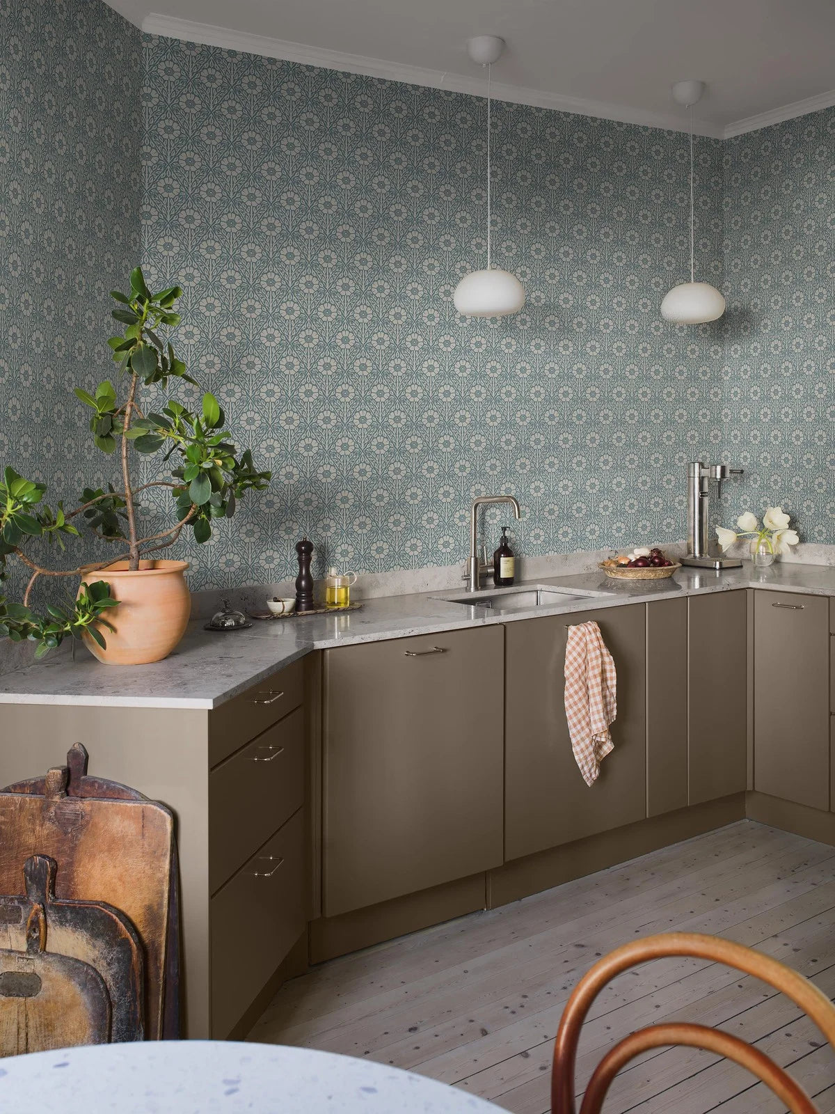 Tapete mit pflanzlichem Muster in Blumen NYPONROS blau mit Weiß