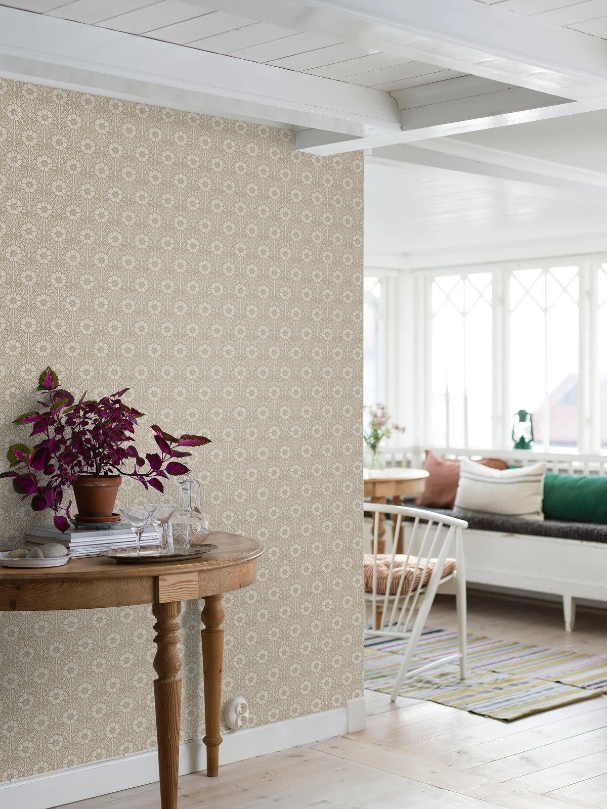 Tapete mit Pflanzenmotiv in Blumen NYPONROS braun mit Weiß