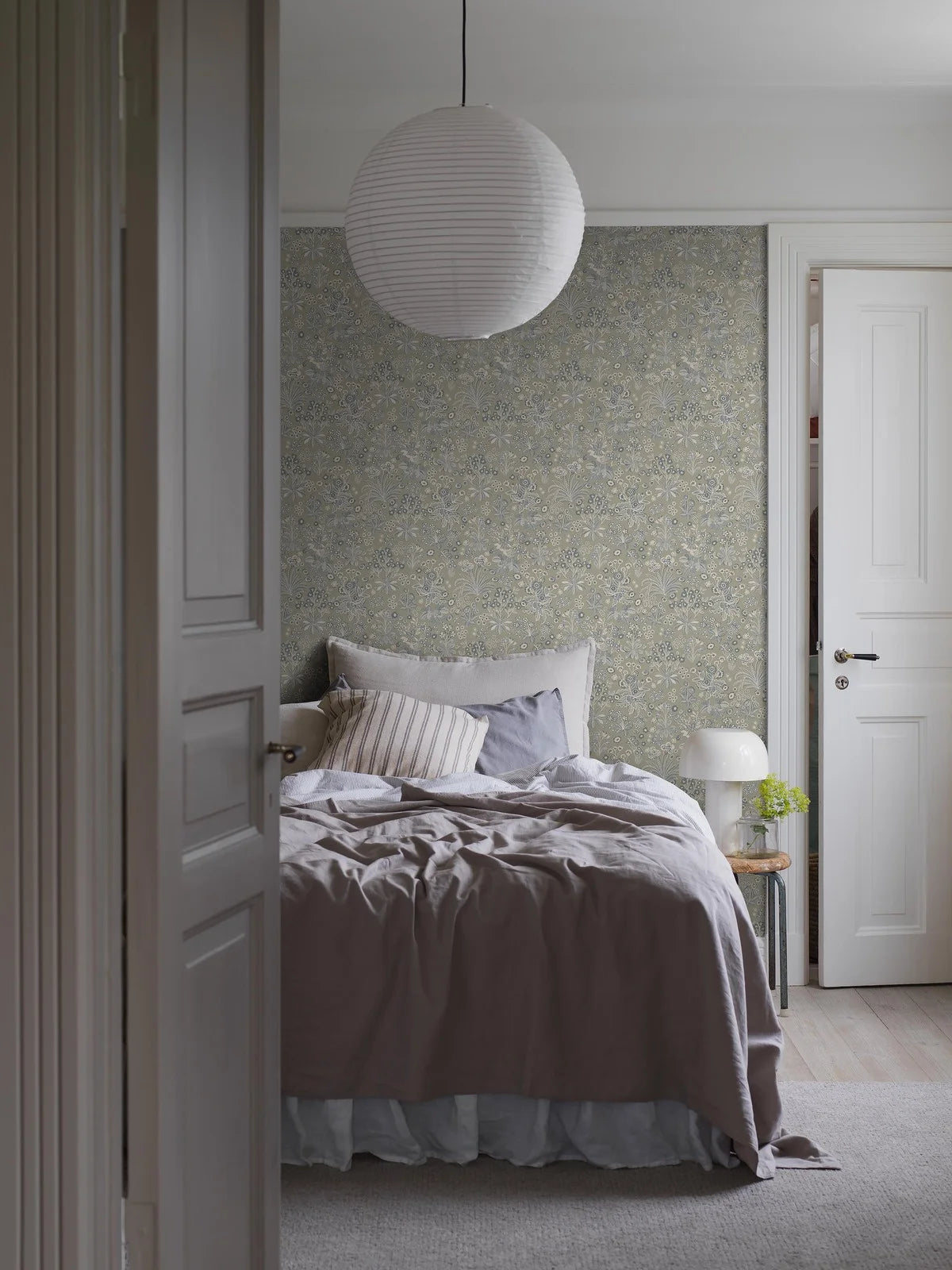 Tapete mit pflanzlichem Blumenmotiv TUVA khaki mit cremefarbenem Hintergrund