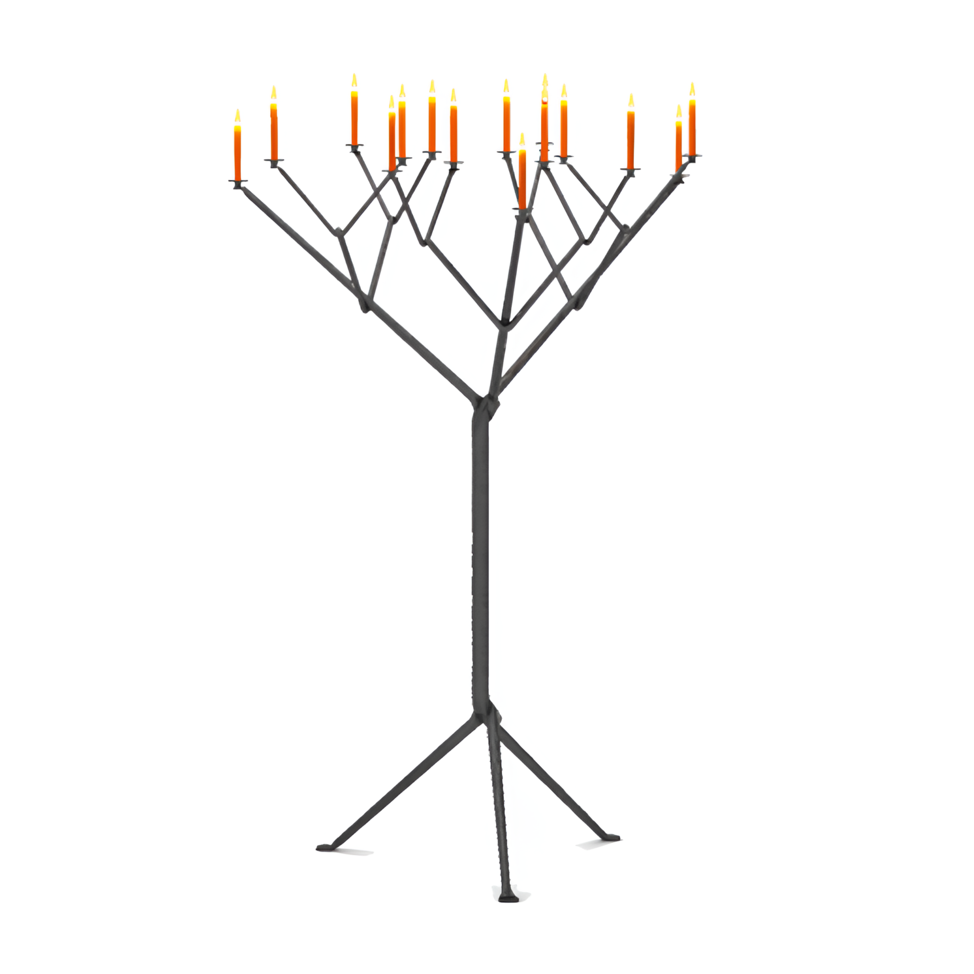 Anthrazit -verdrängte Kerzen in Form eines anthrakischen Baumes