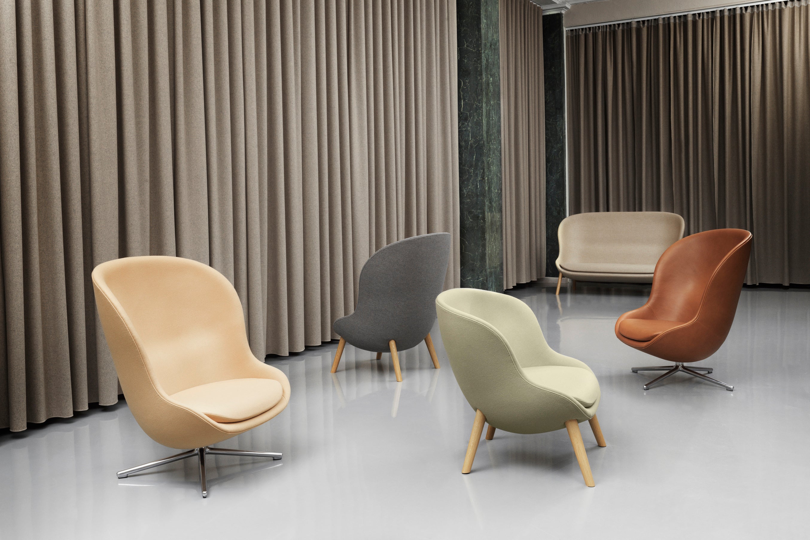 Hyg Low armchair with an oak base