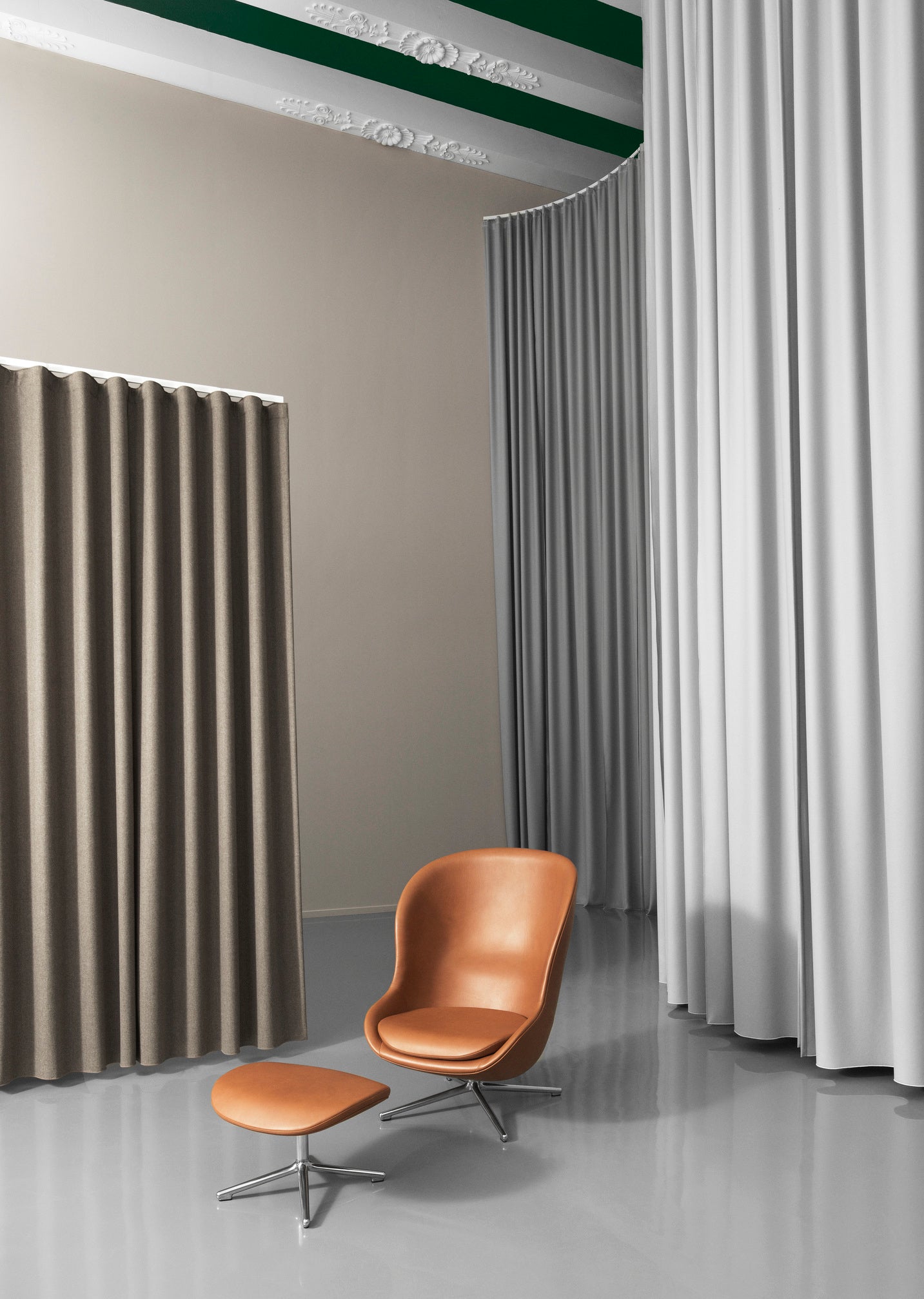 HYG Upholstered Hygis with an aluminum base