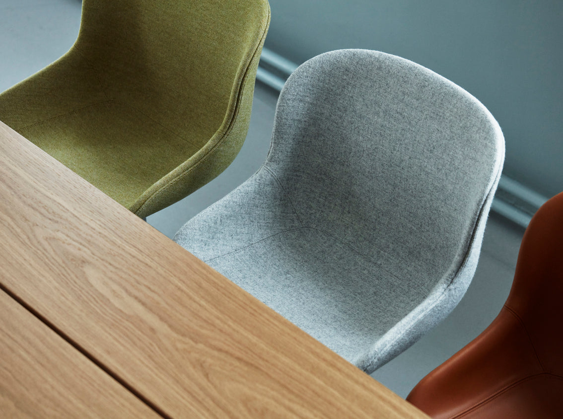 Hyg 4L Upholstered Office chair with a black base