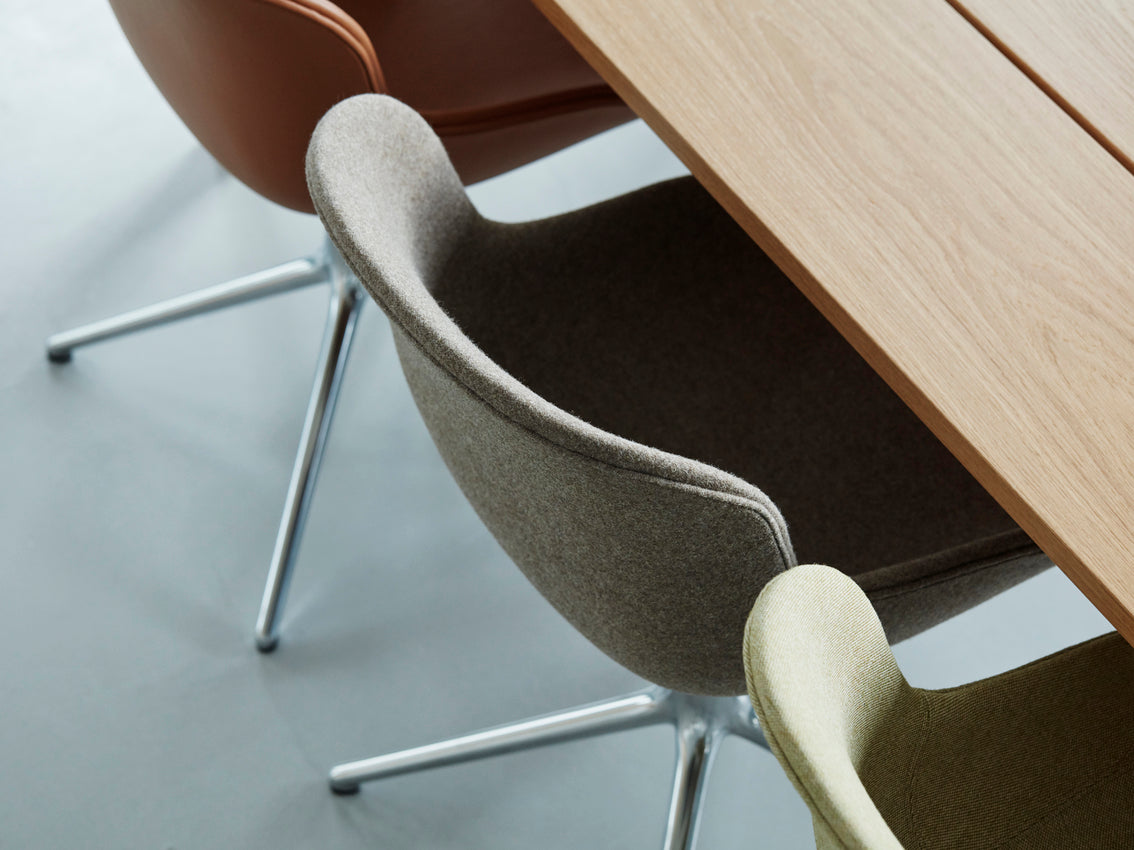 Hyg 4L Upholstered Office chair with a black base