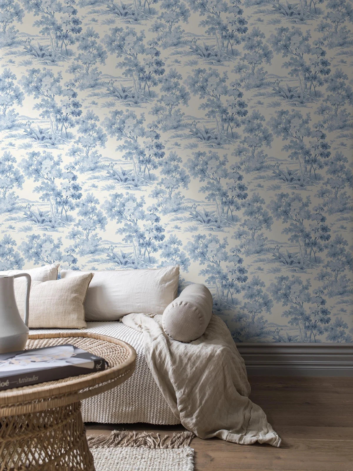 Vlies-Tapete mit pflanzlichem Muster COUNTRYSIDE MORNING in Weiß mit Blau