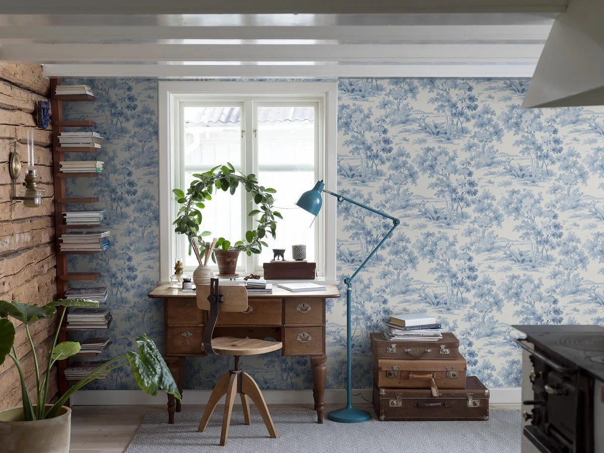 Vlies-Tapete mit pflanzlichem Muster COUNTRYSIDE MORNING in Weiß mit Blau