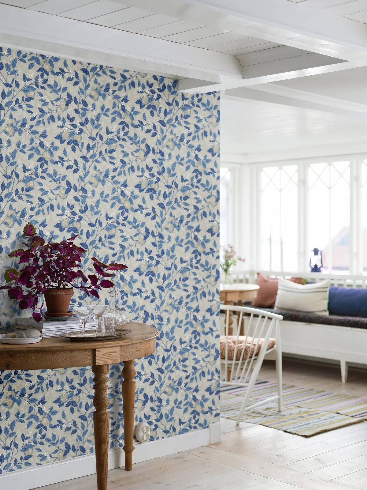 Vlies-Tapete mit pflanzlichem Muster CITRONTRÄD beige mit Blau