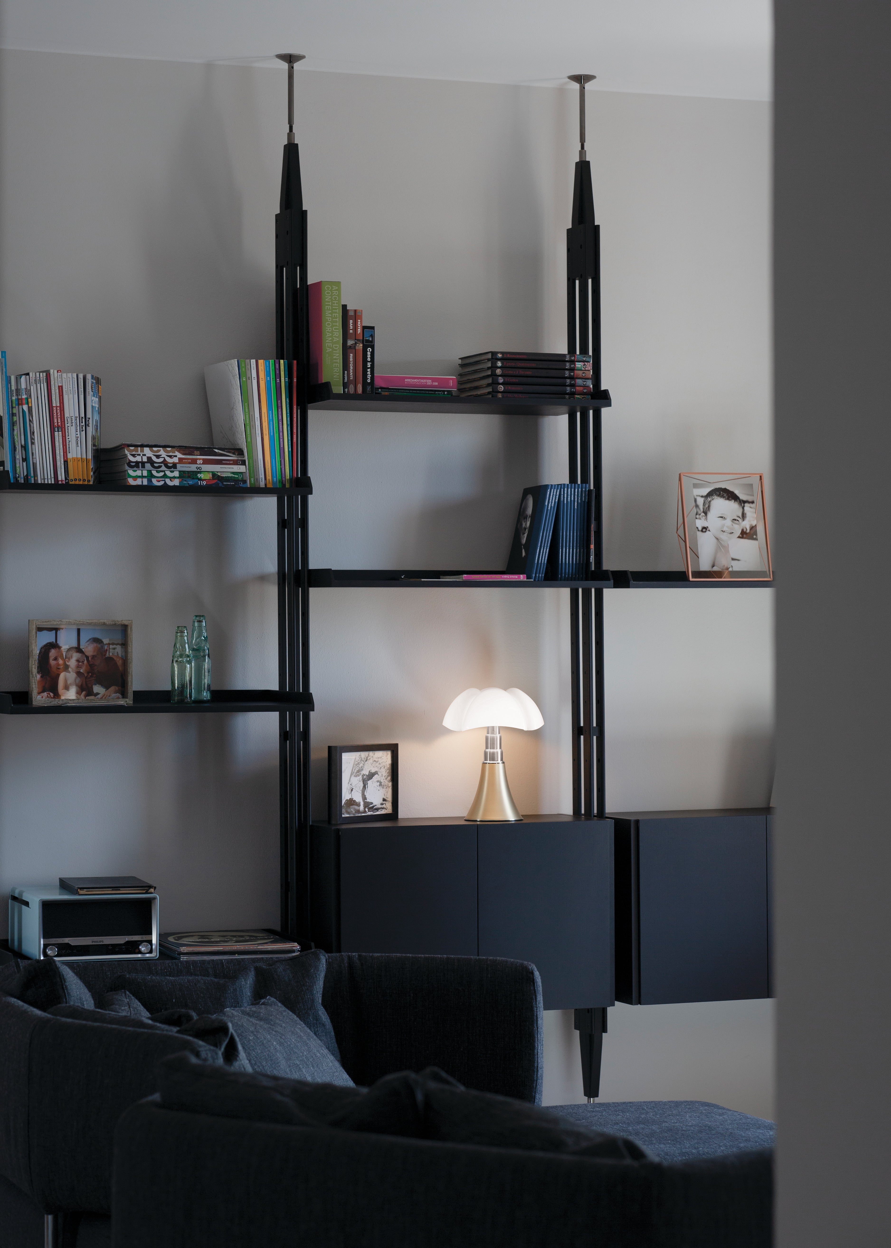 Tischlampe MINIPIPISTRELLO mit opalem Schirm und messingfarbener Basis