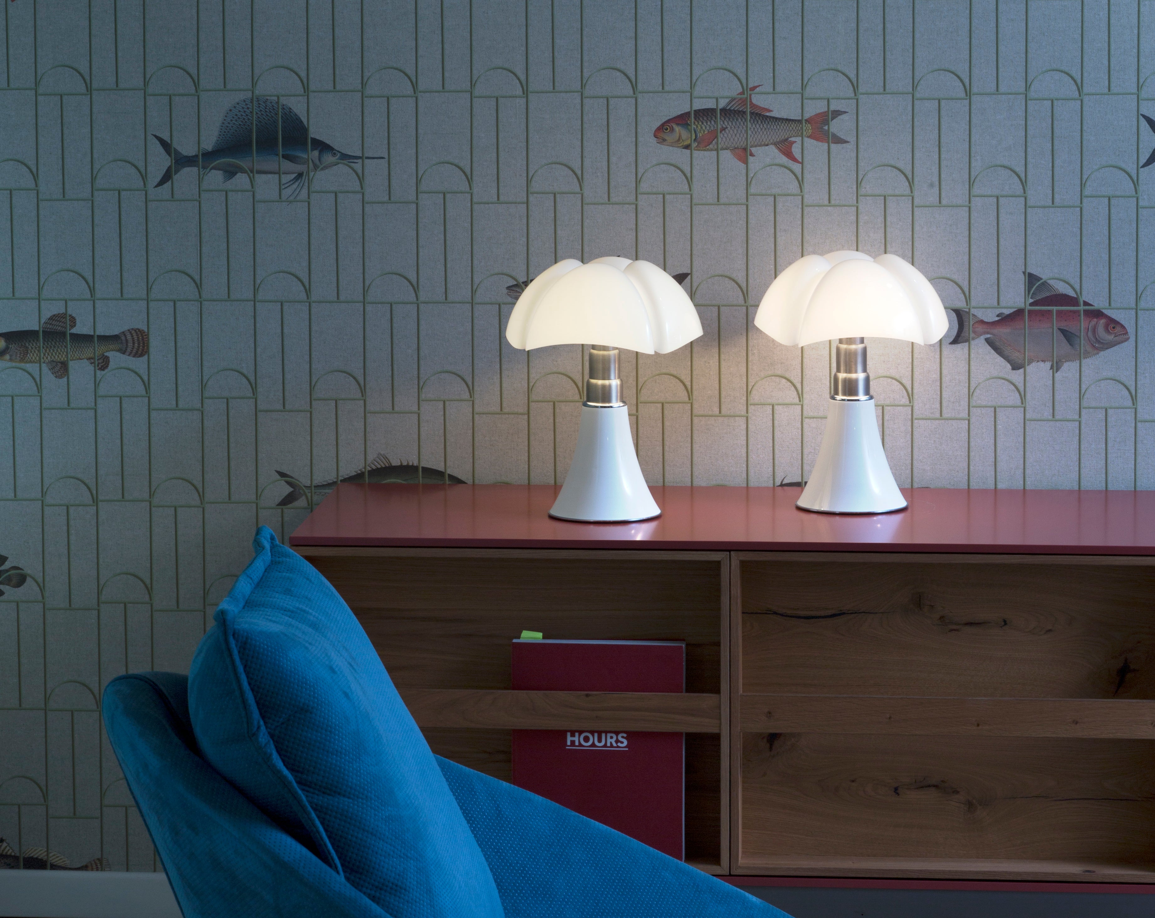 Lampa stołowa MINIPIPISTRELLO opalowy klosz z białą podstawą