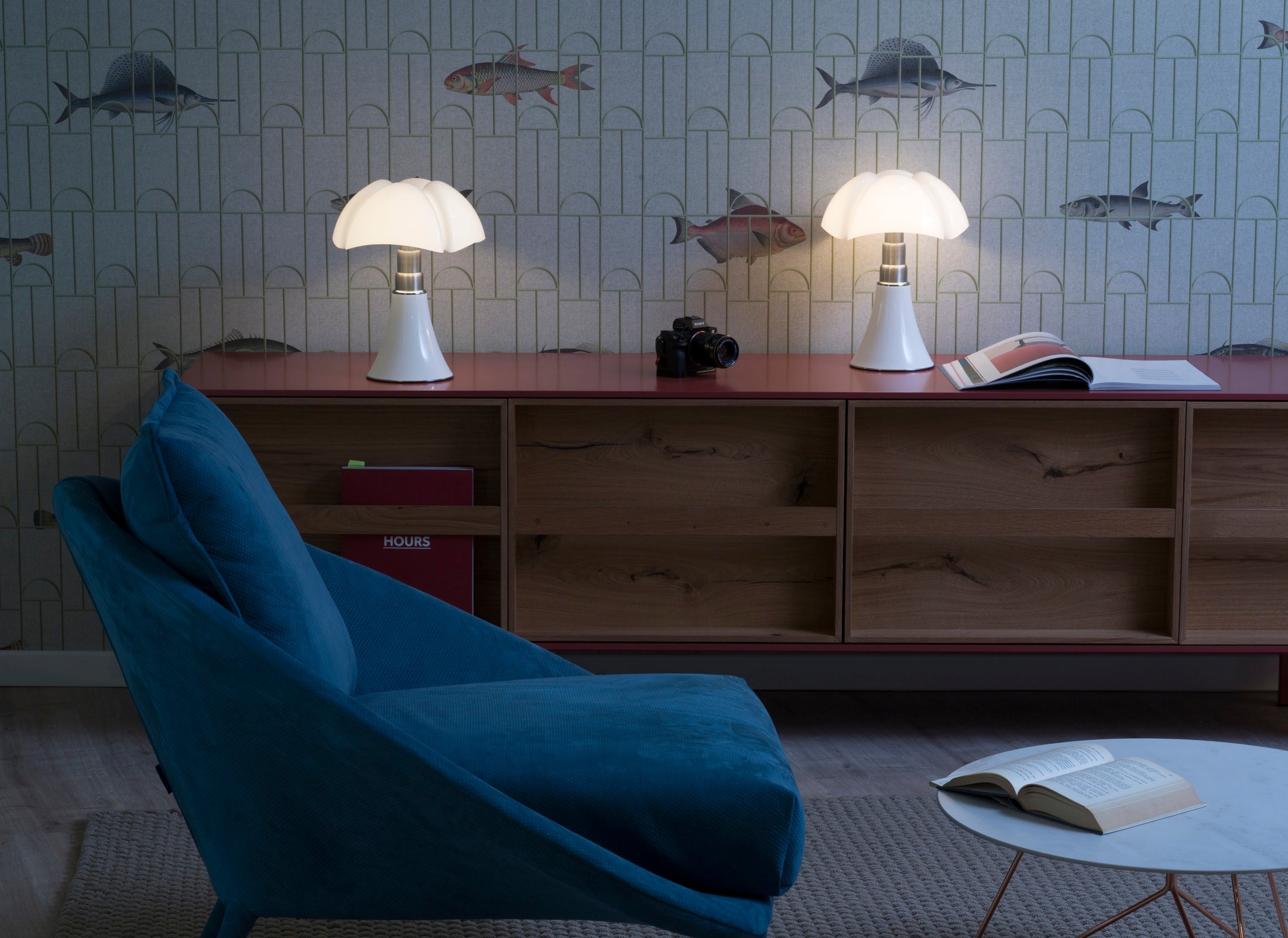 Tischlampe MINIPIPISTRELLO mit opalisiertem Schirm und weißem Fuß