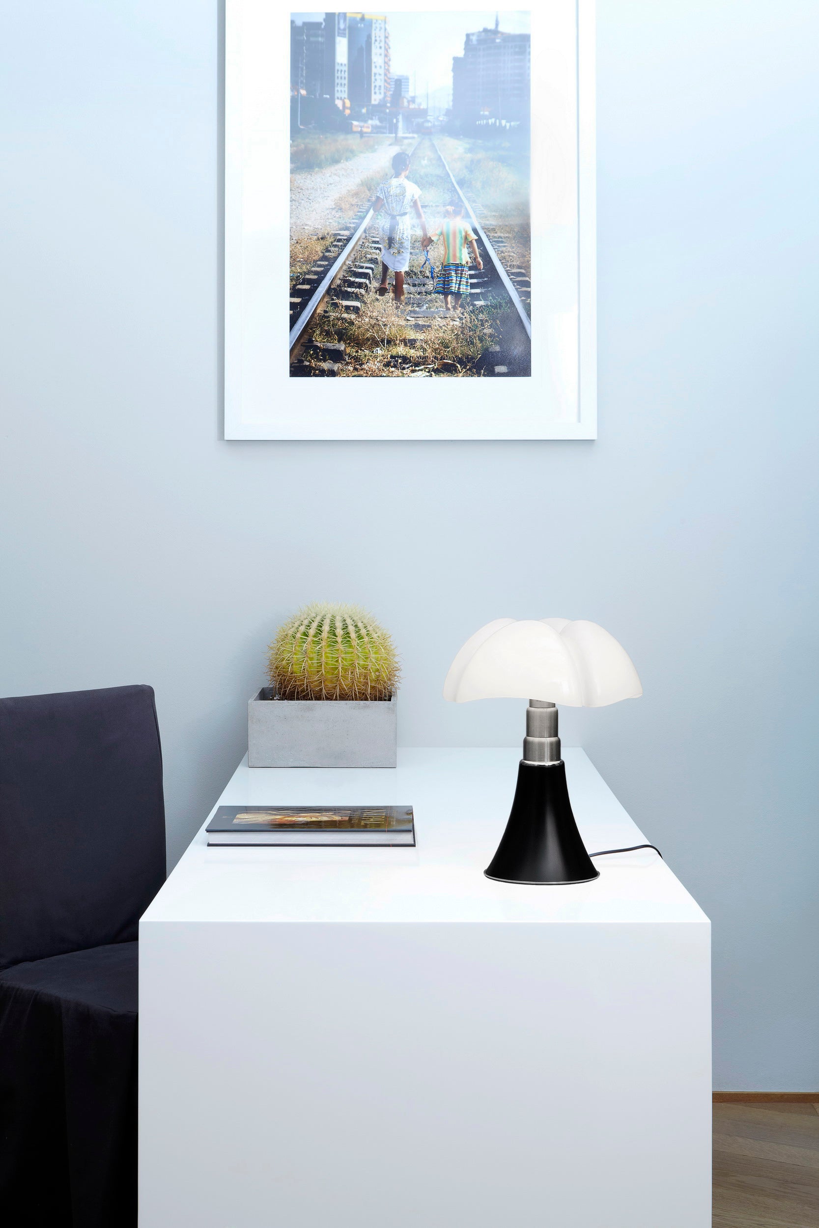 Lampa stołowa MINIPIPISTRELLO opalowy klosz z brązową podstawą