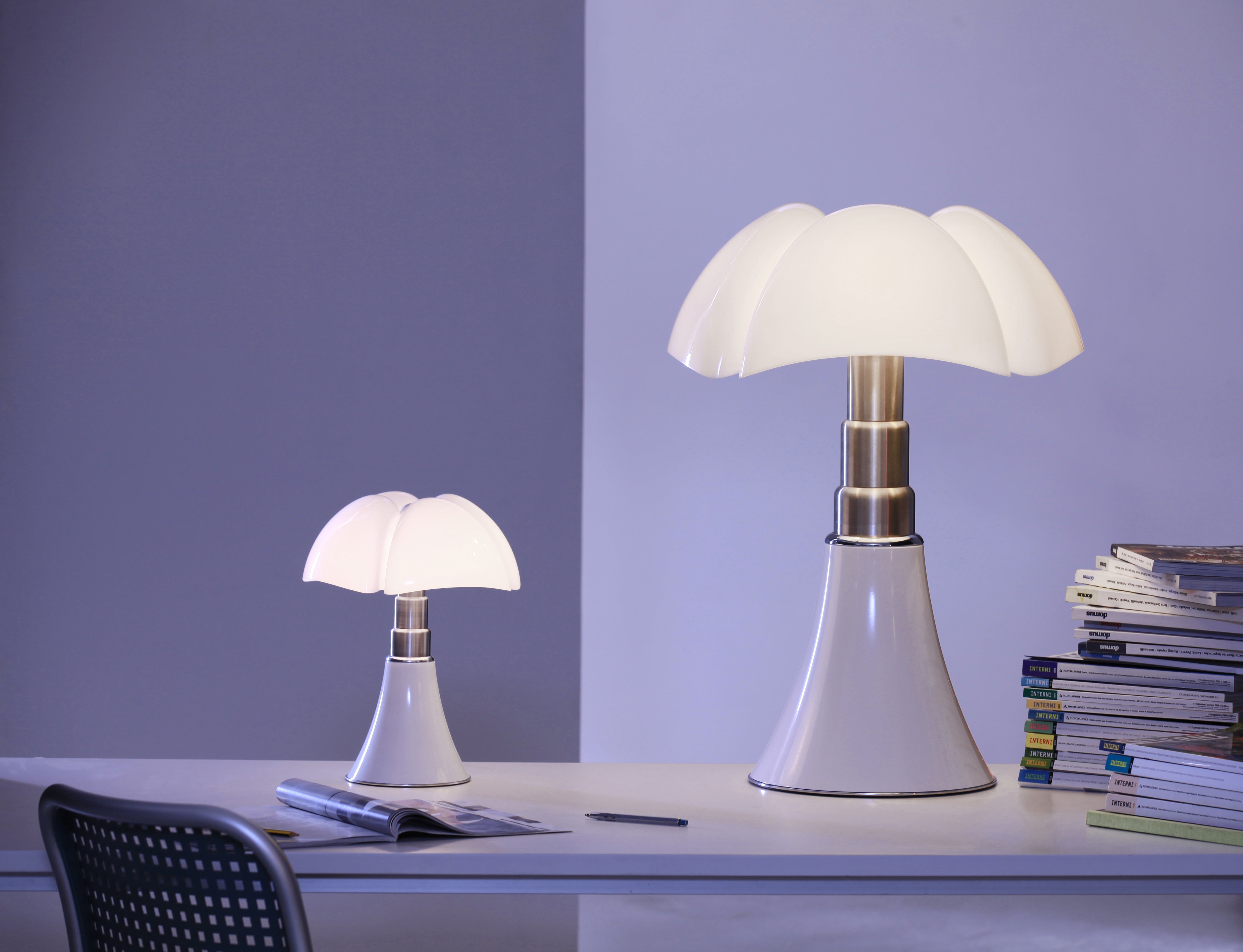 Tischlampe MINIPIPISTRELLO mit opalisiertem Schirm und weißem Fuß