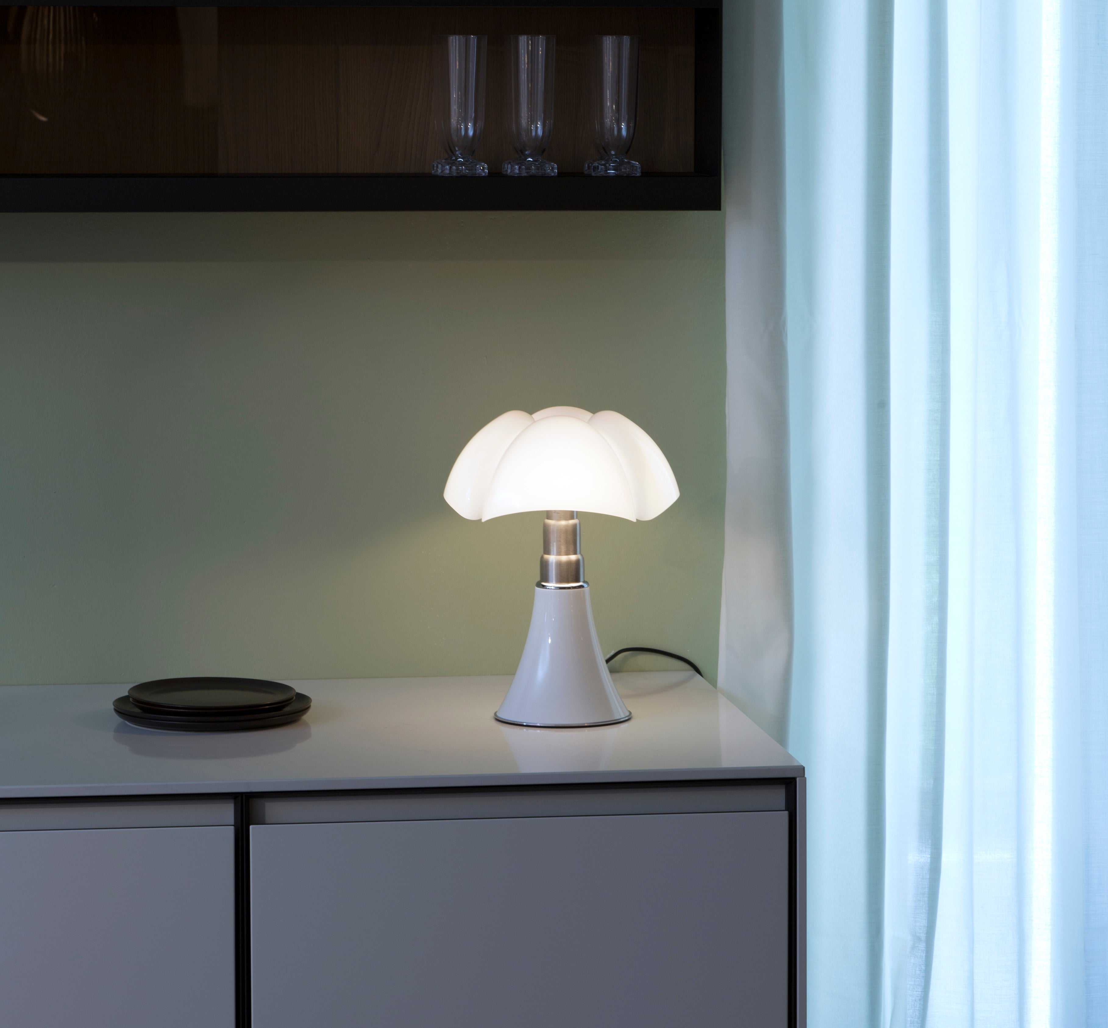 Tischlampe MINIPIPISTRELLO mit opalisiertem Schirm und weißem Fuß