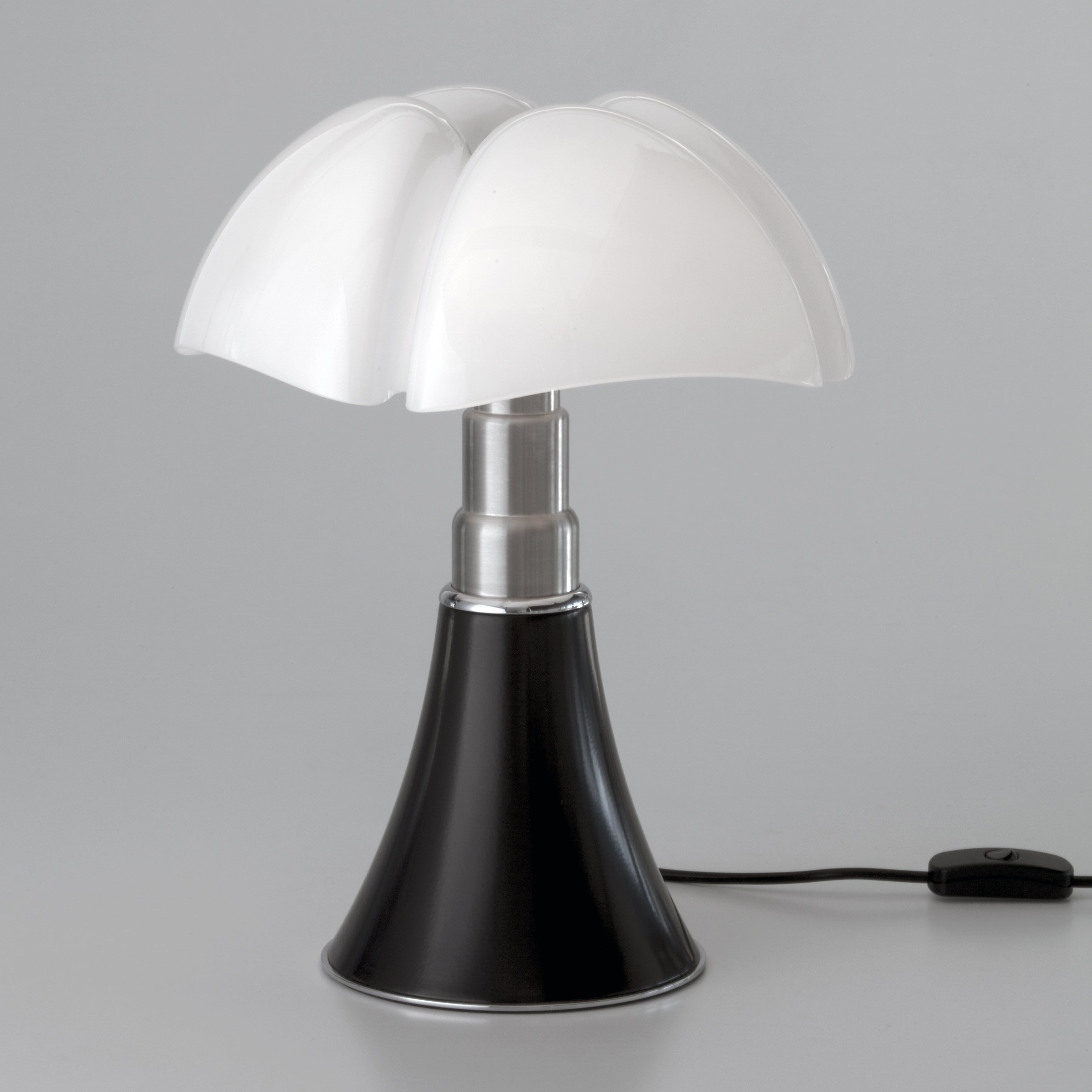 Tischlampe MINIPIPISTRELLO mit opalisiertem Schirm und schwarzem Fuß
