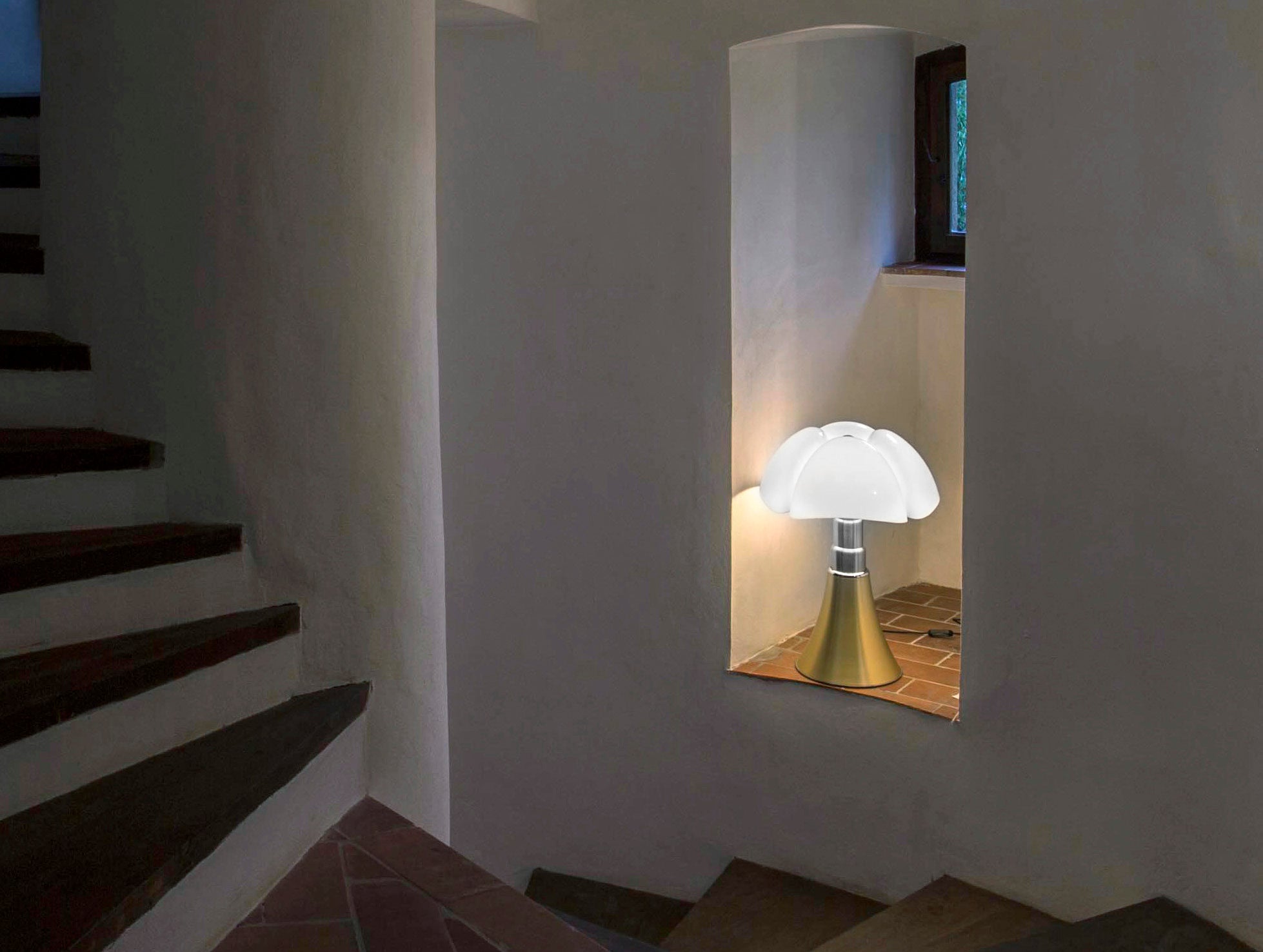 Tischlampe PIPISTRELLO MEDIUM mit opalisiertem Schirm und braunem Fuß