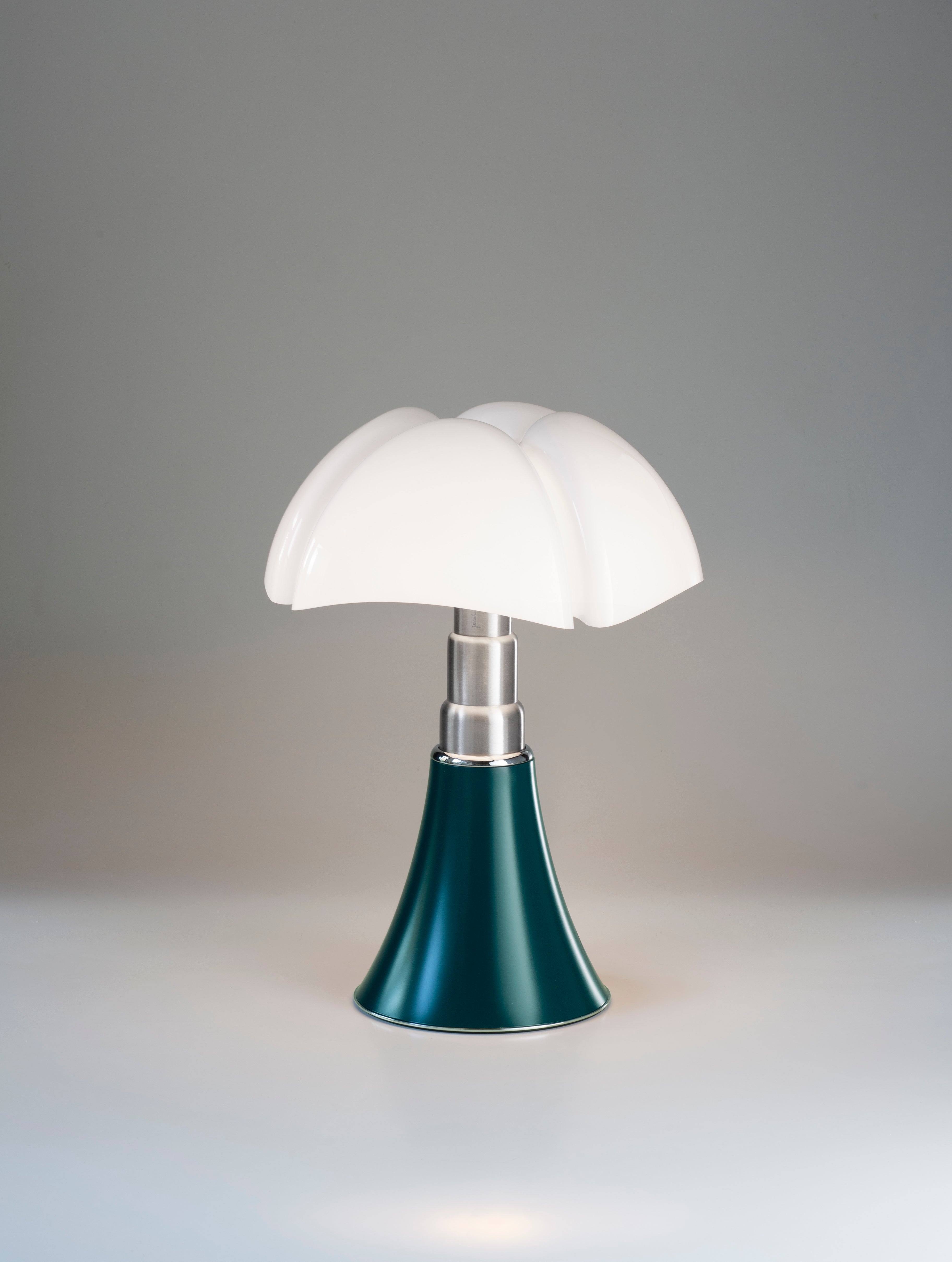 Tischlampe PIPISTRELLO MEDIUM mit opalinem Schirm und dunkelgrünem Fuß