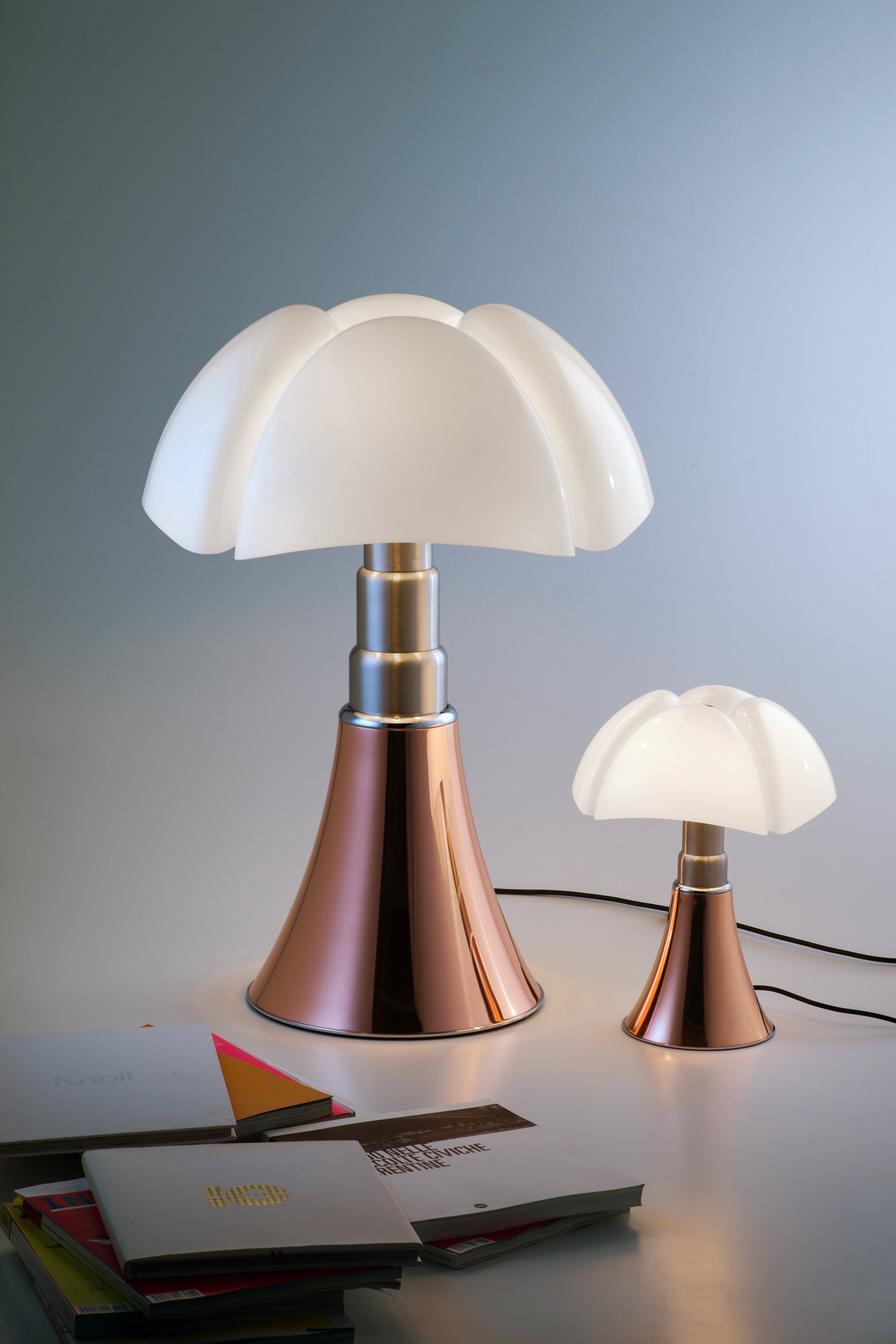 Tischlampe MINIPIPISTRELLO mit opalem Schirm und messingfarbener Basis
