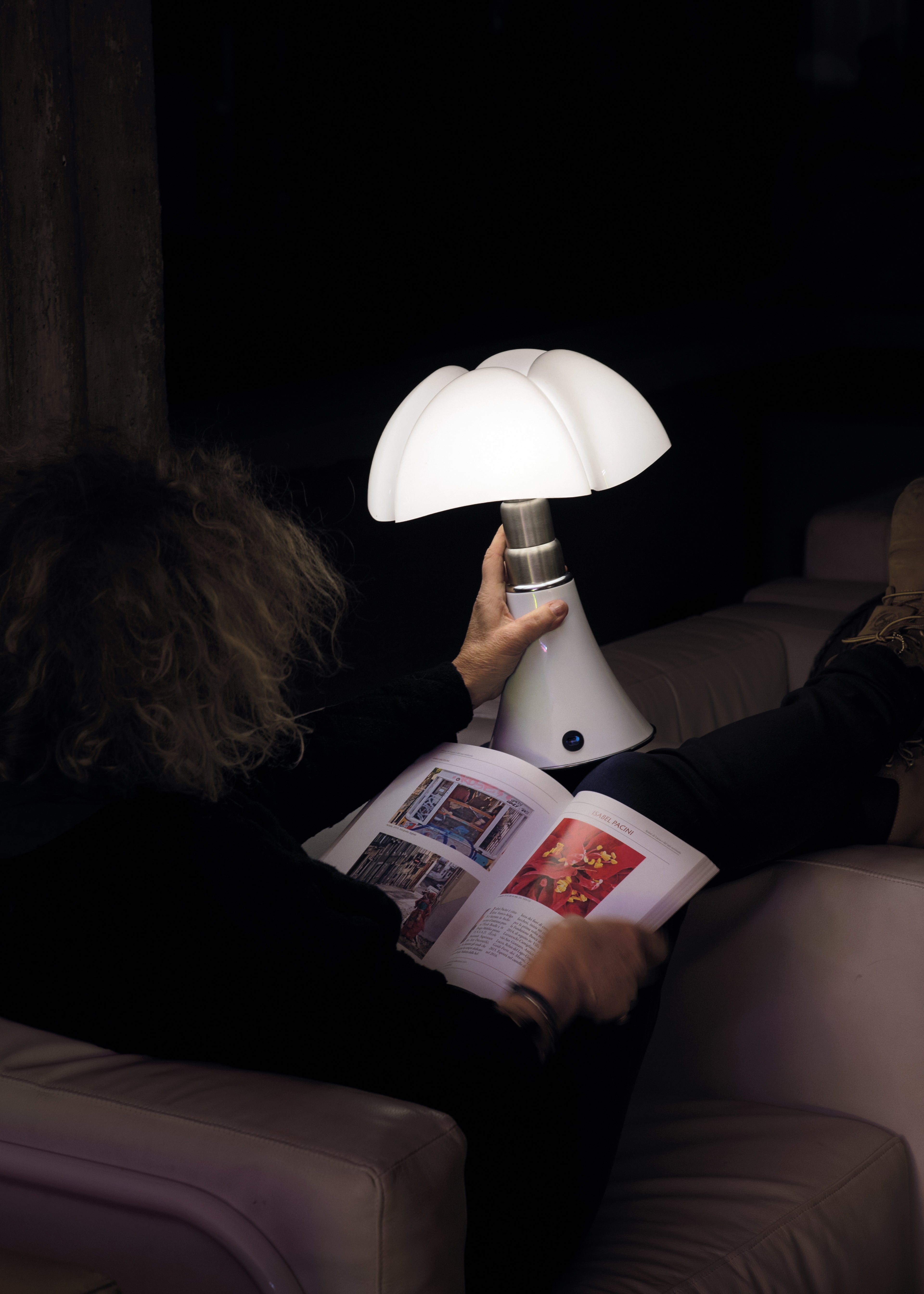 Tischlampe MINIPIPISTRELLO mit opalisiertem Schirm und weißem Fuß
