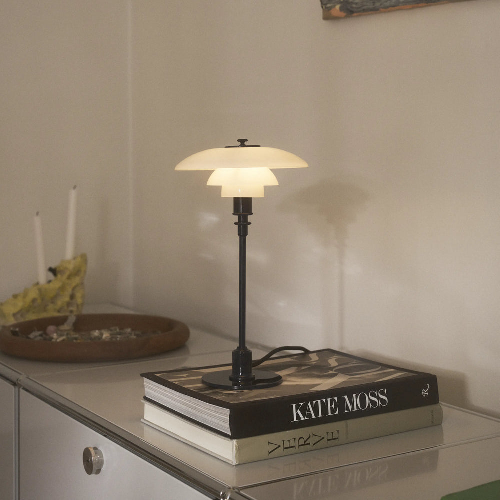 Tischlampe PH 2/1 in Weiß mit dunkelgrünem Fuß