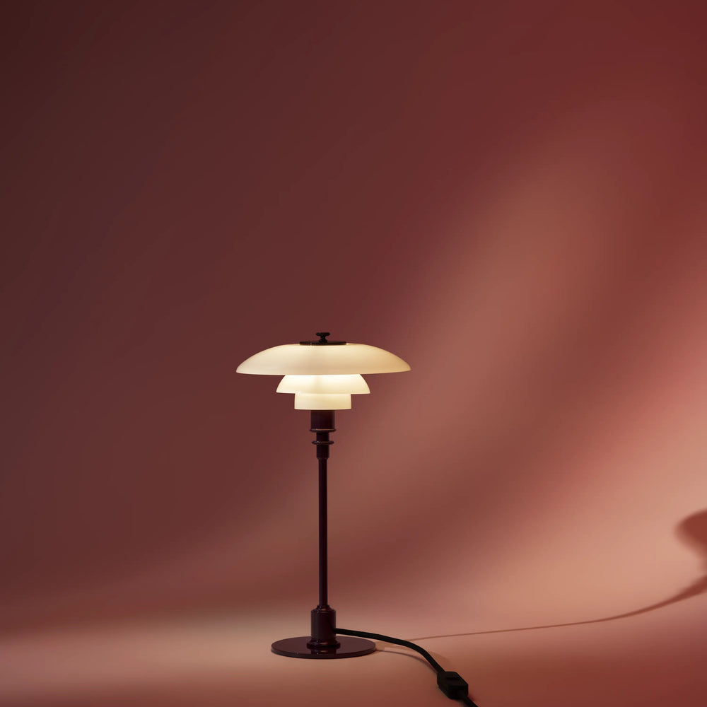 Tischlampe PH 2/1 in Weiß mit bordeauxfarbenem Fuß