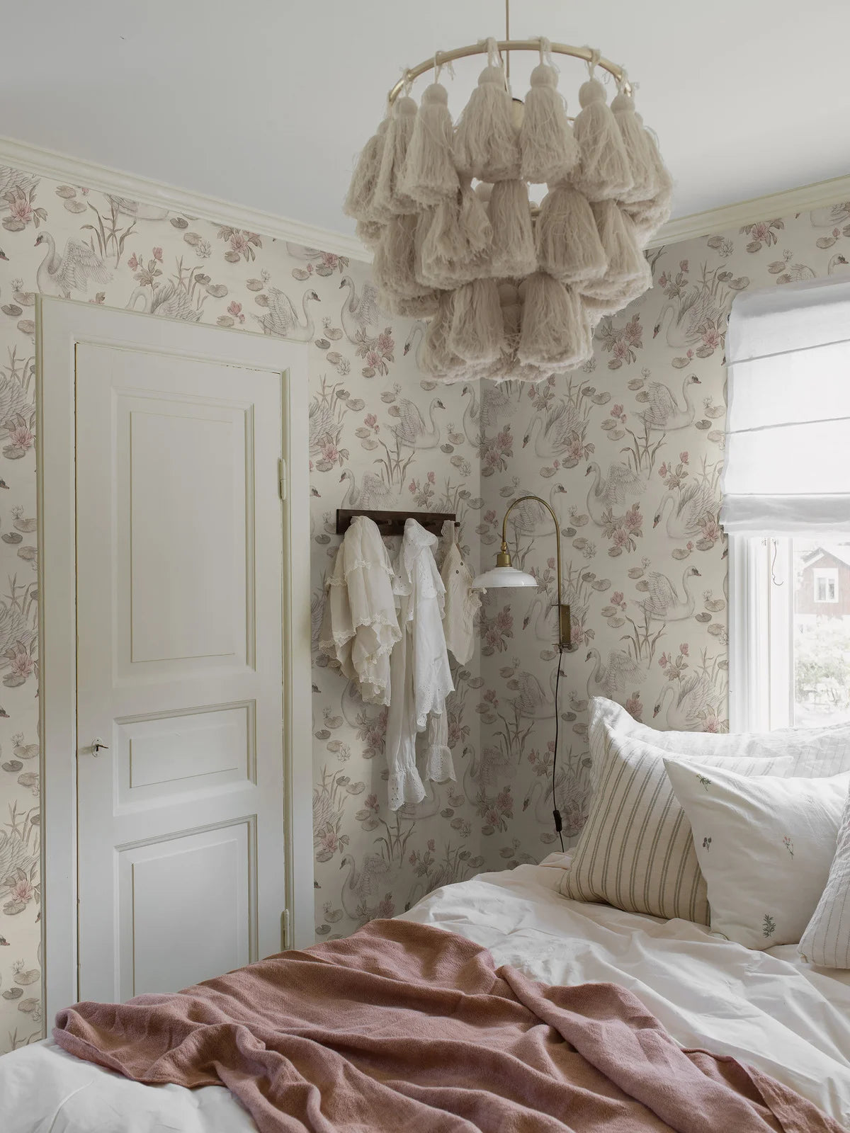 Children's wallpaper with a floral and animal motif LILY SWAN cream