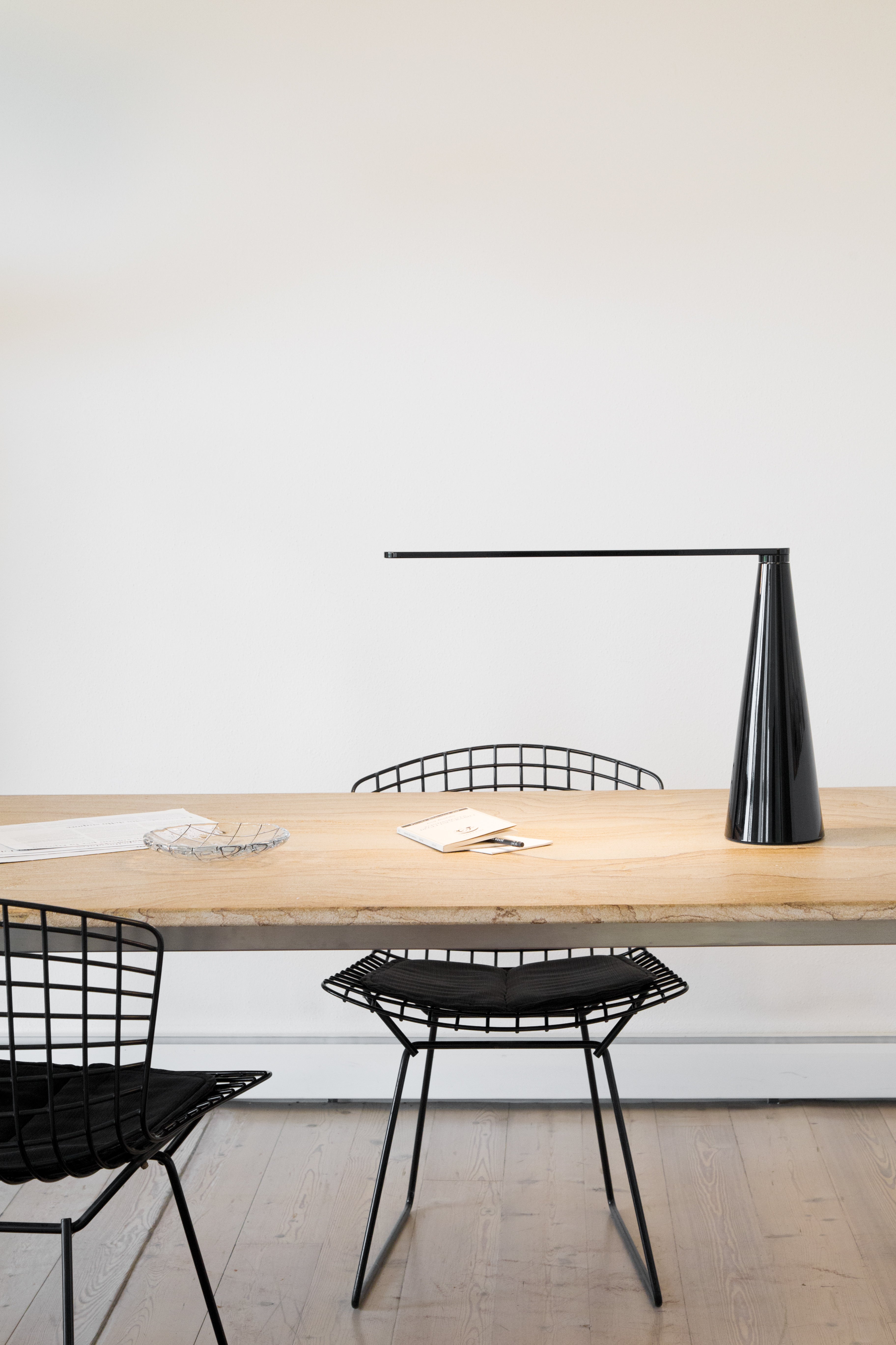 ELICA table lamp in glossy white