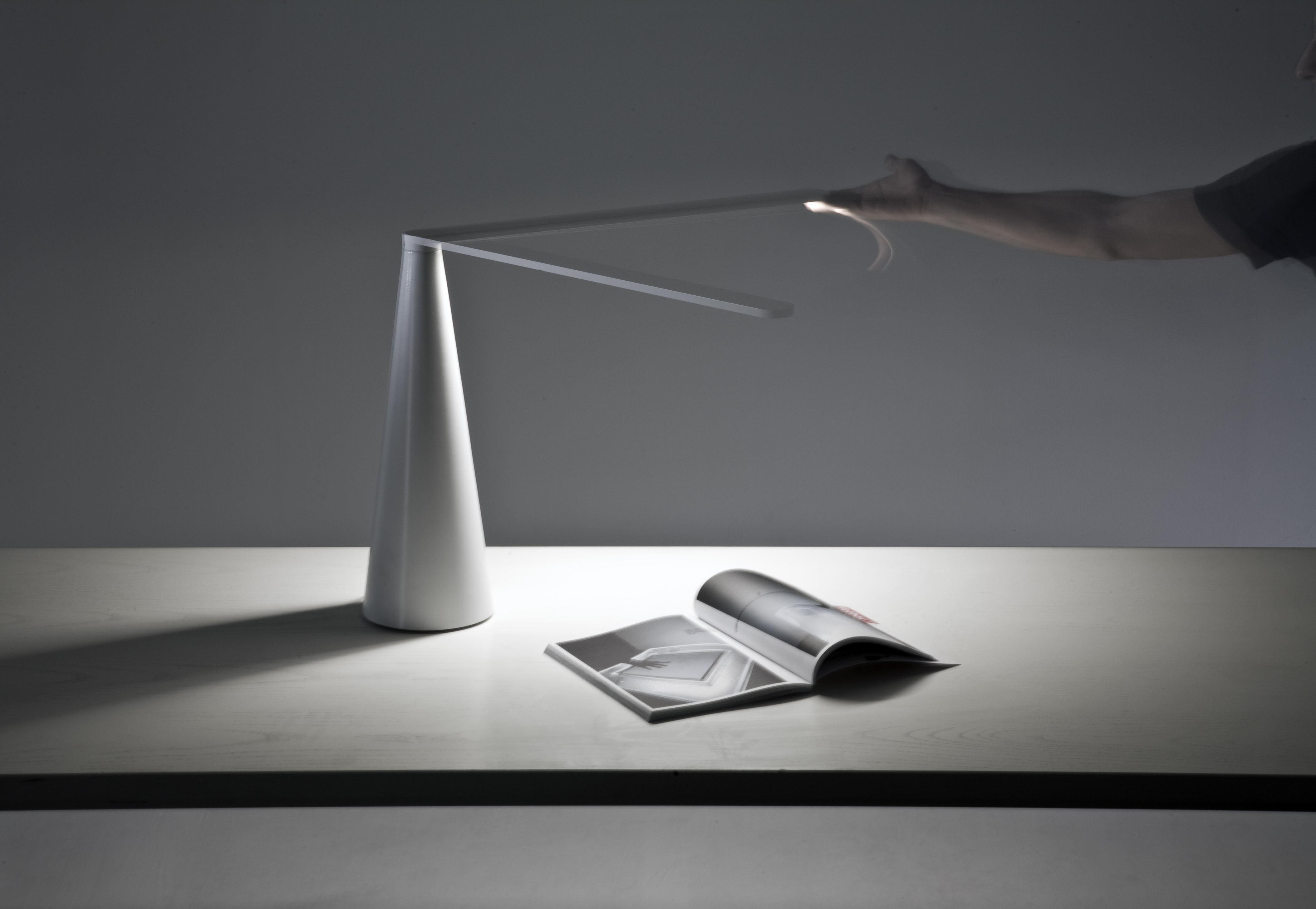 ELICA table lamp in glossy white