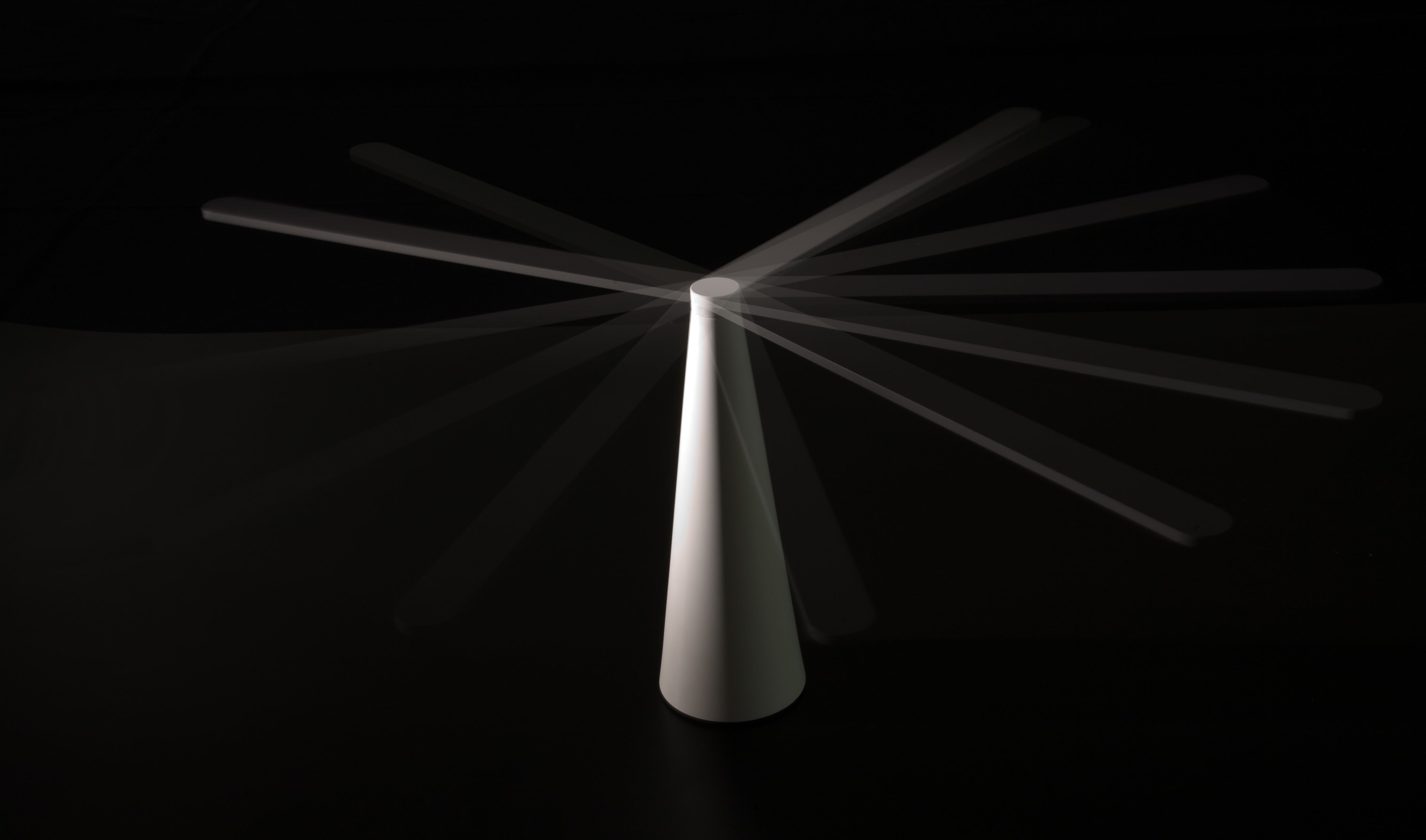 ELICA table lamp in glossy white