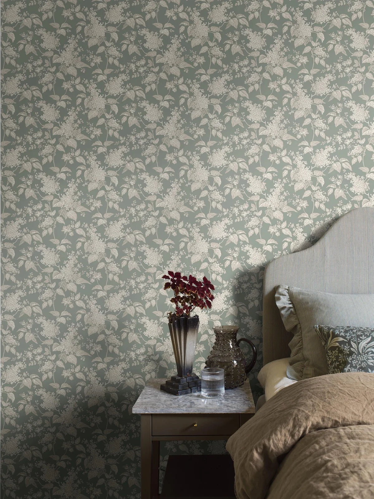 Tapete mit pflanzlichem Blumenmotiv SYREN grün mit beige