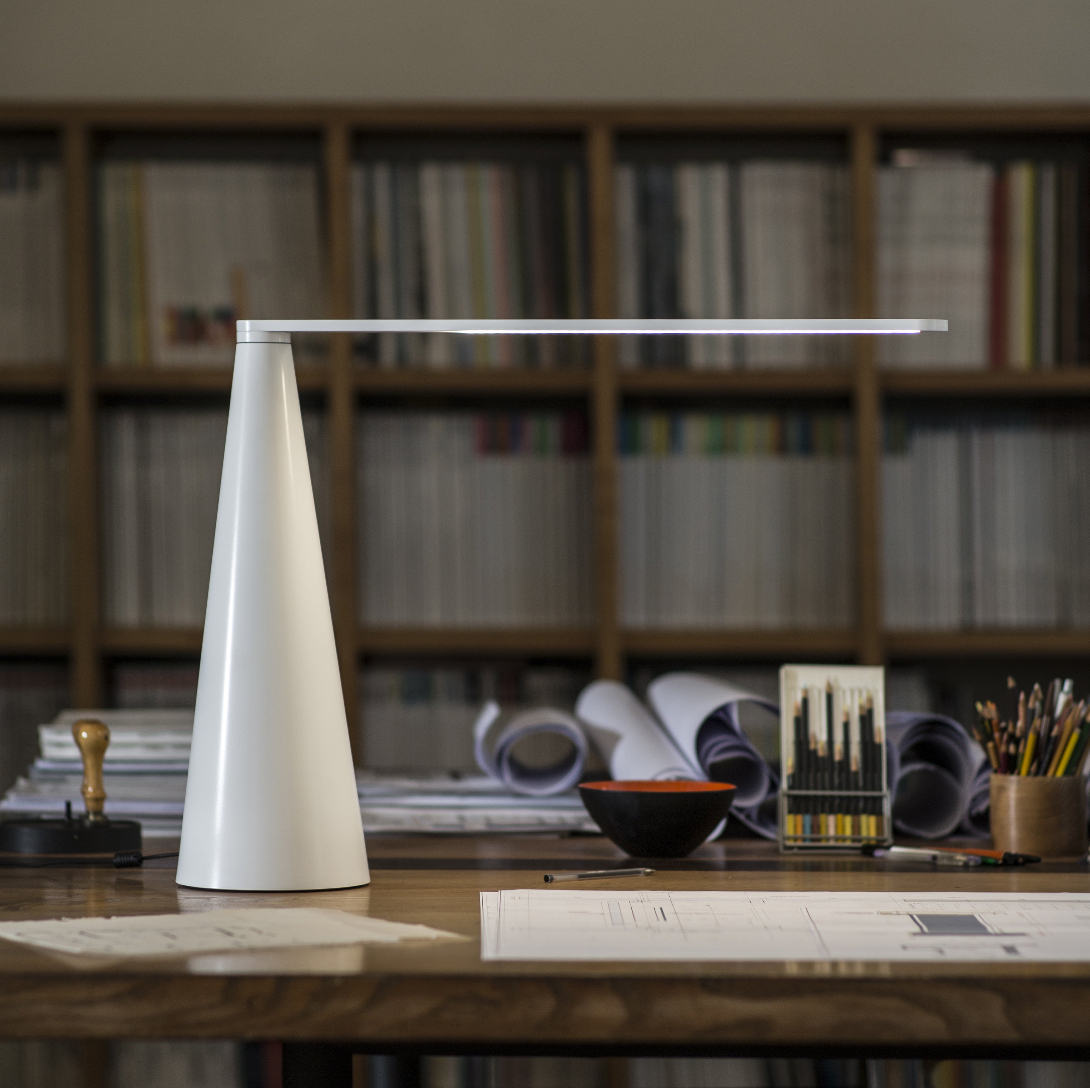 ELICA table lamp in glossy white