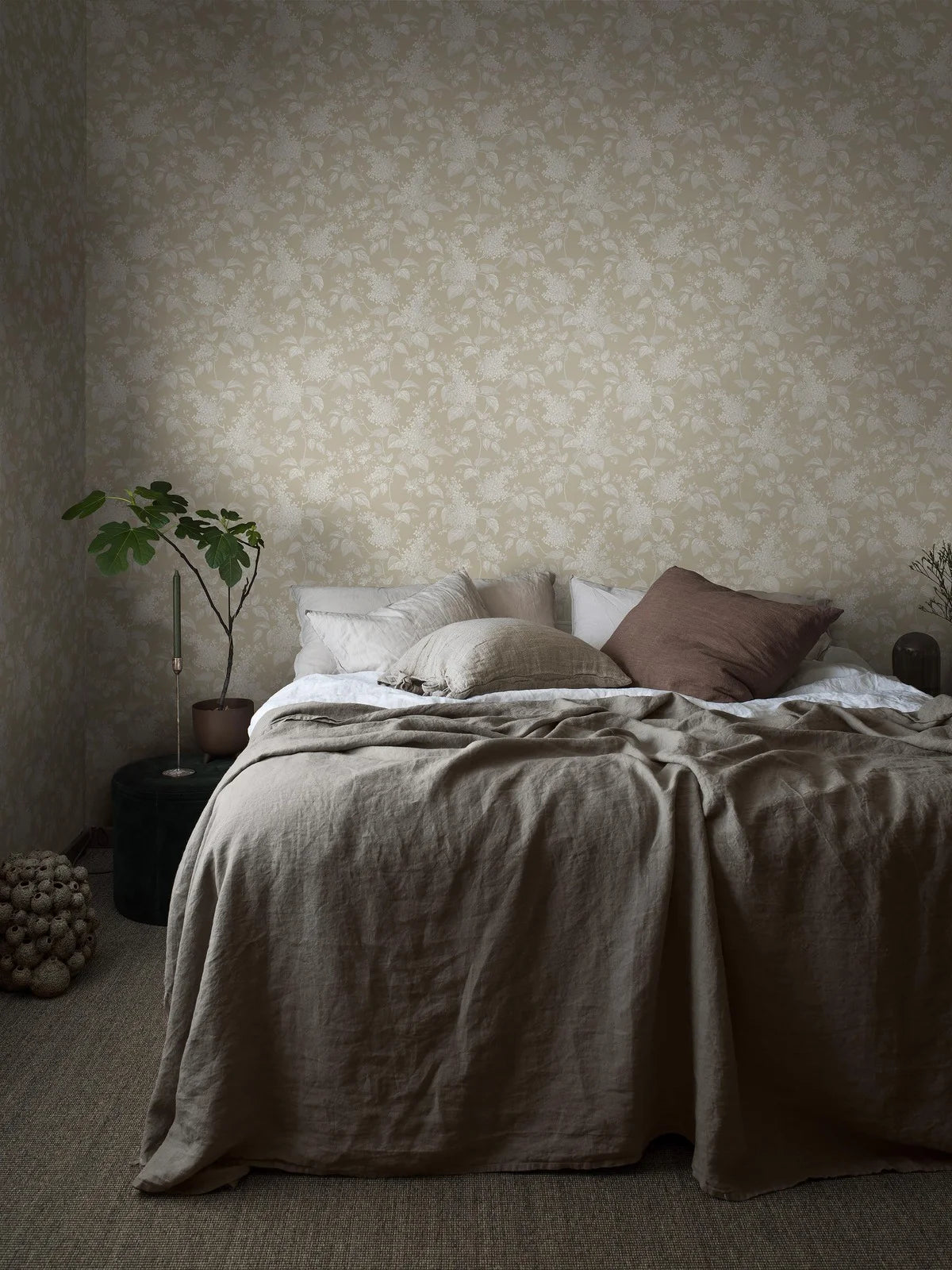 Tapete mit pflanzlichem Blumenmotiv SYREN beige mit Weiß