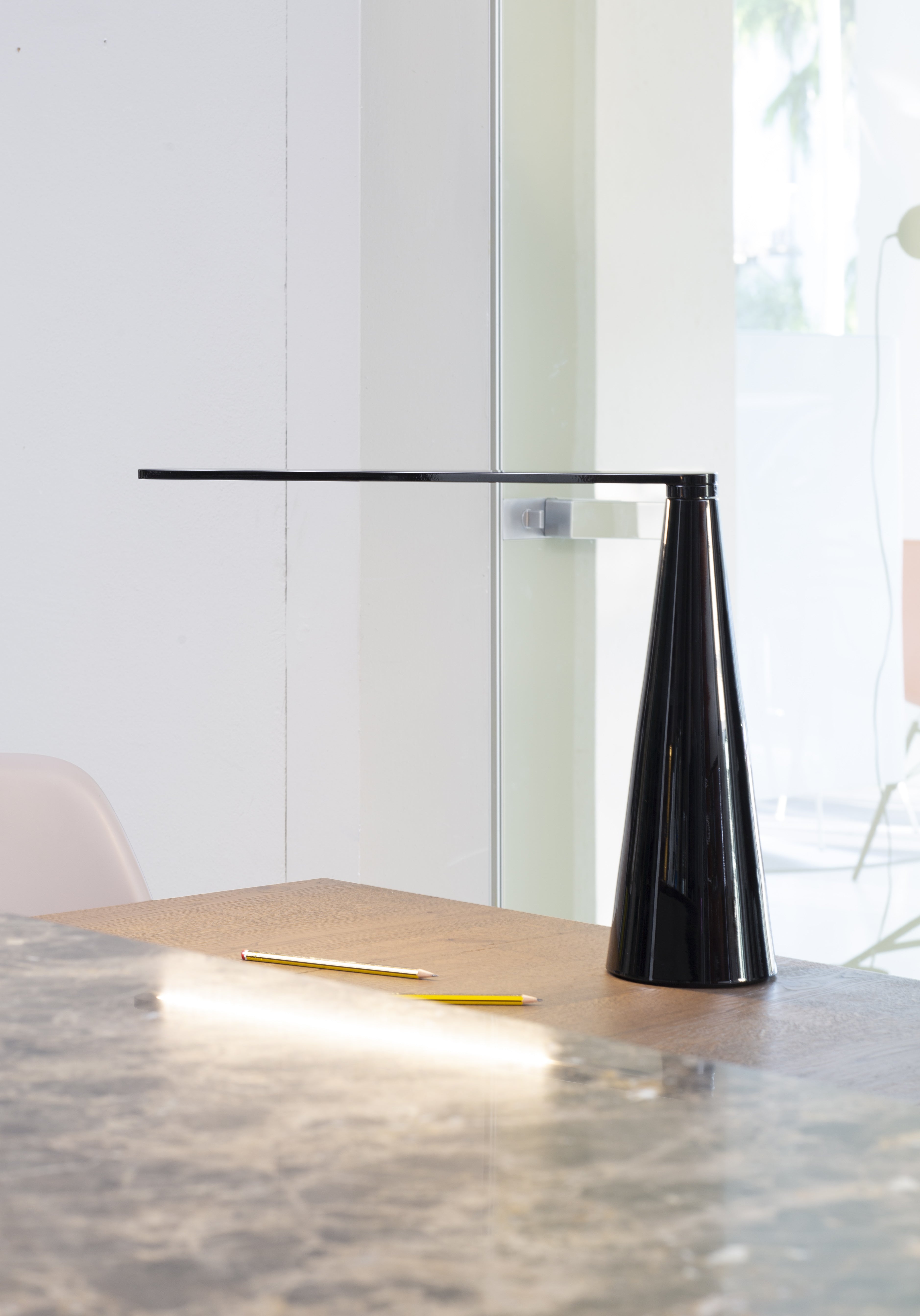 ELICA table lamp in glossy white