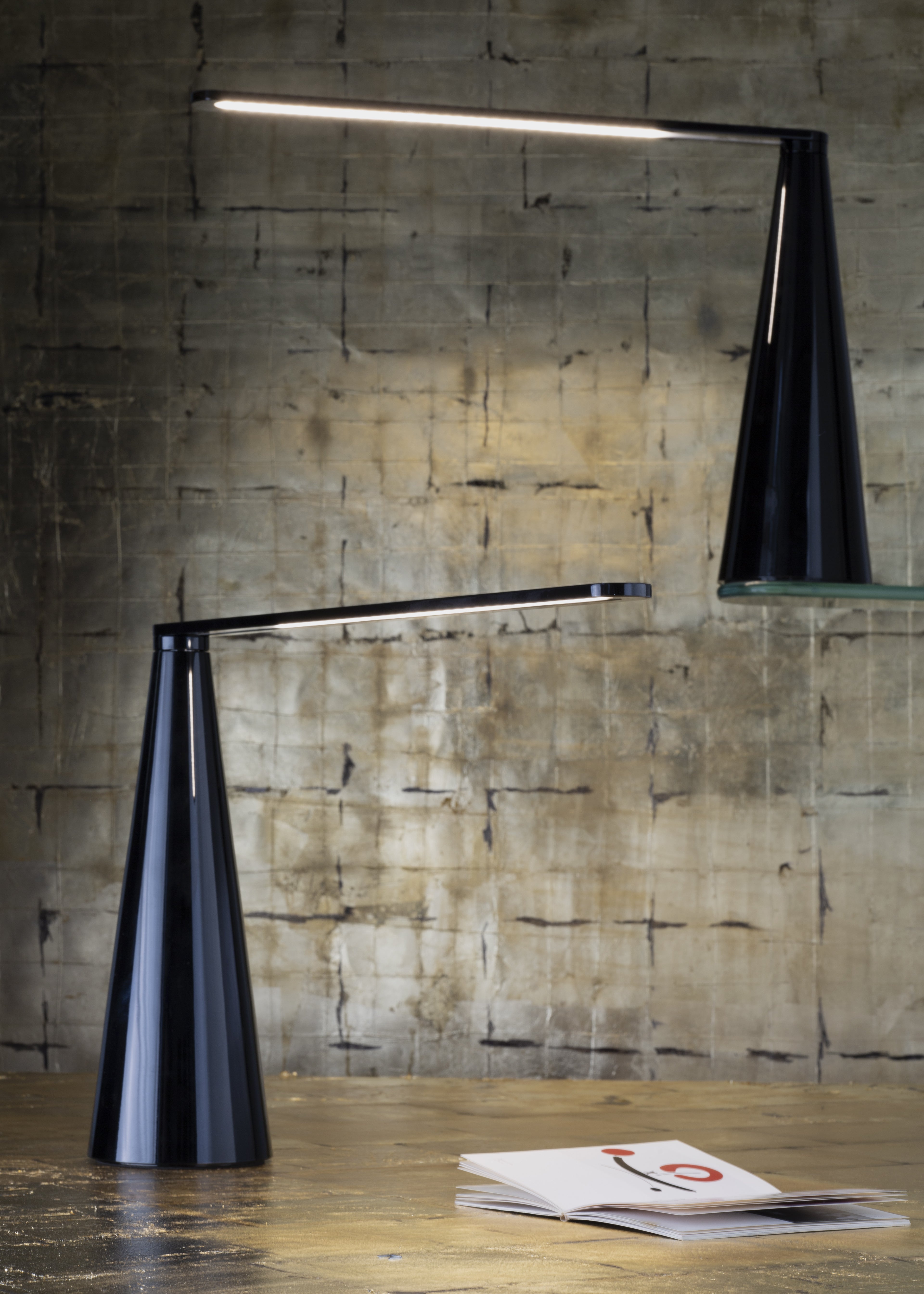 ELICA table lamp in glossy white