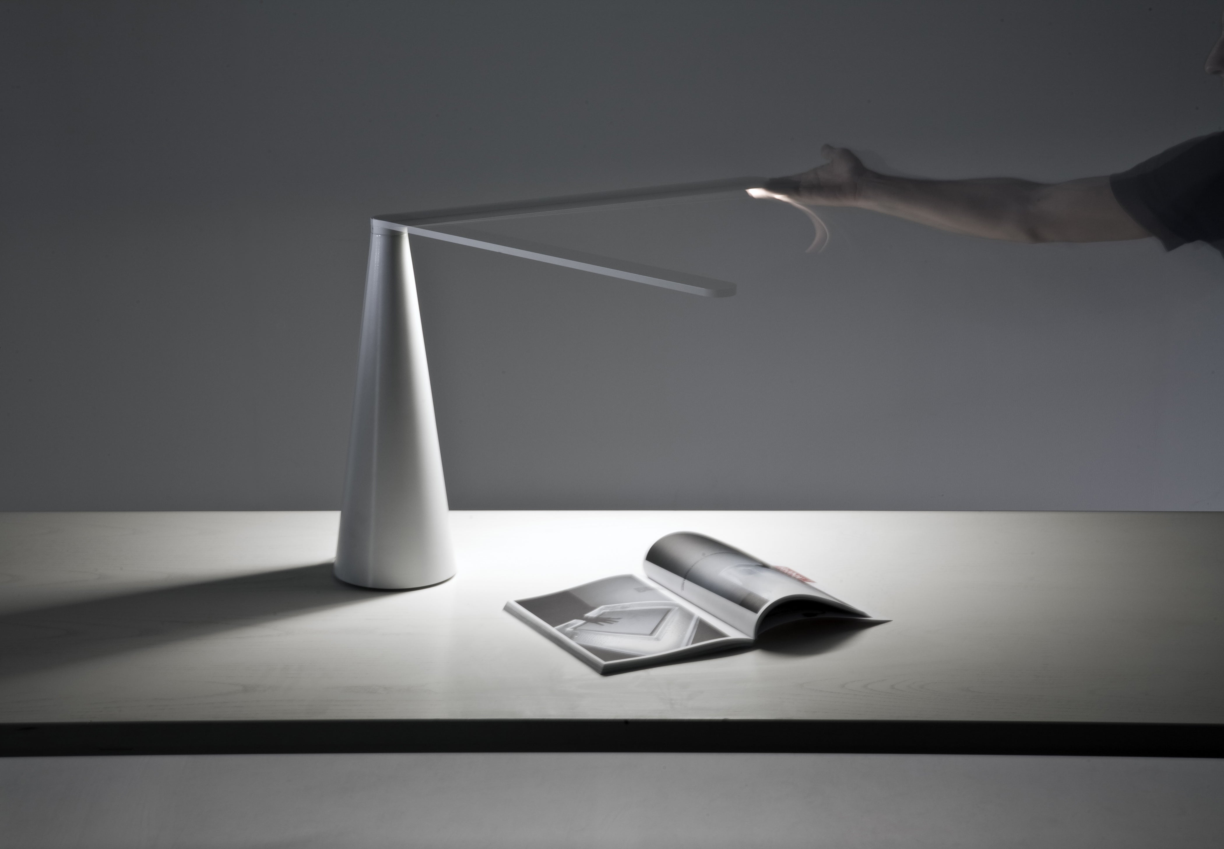 ELICA table lamp in glossy white