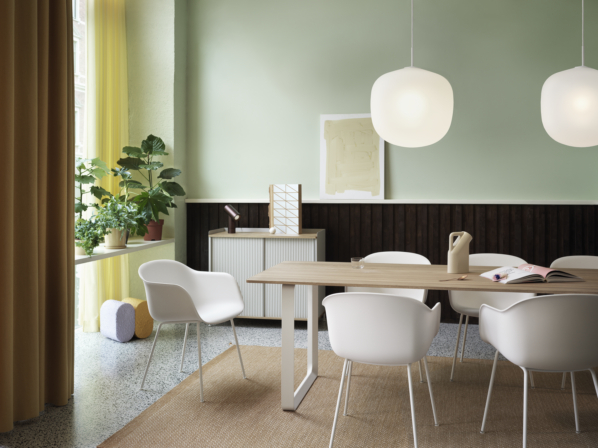 Table 70/70 oak wood with a sand-colored base