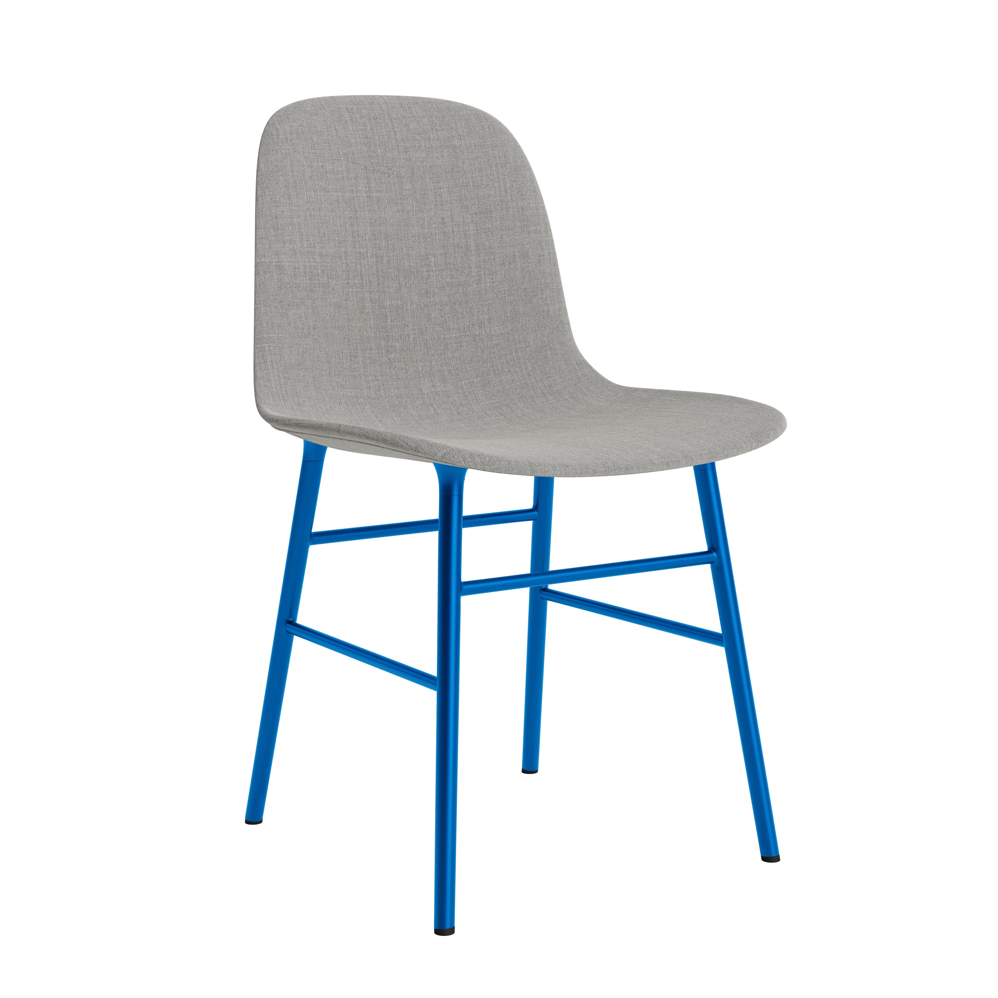 Gepolsterte Stuhlformen mit einer blauen Basis