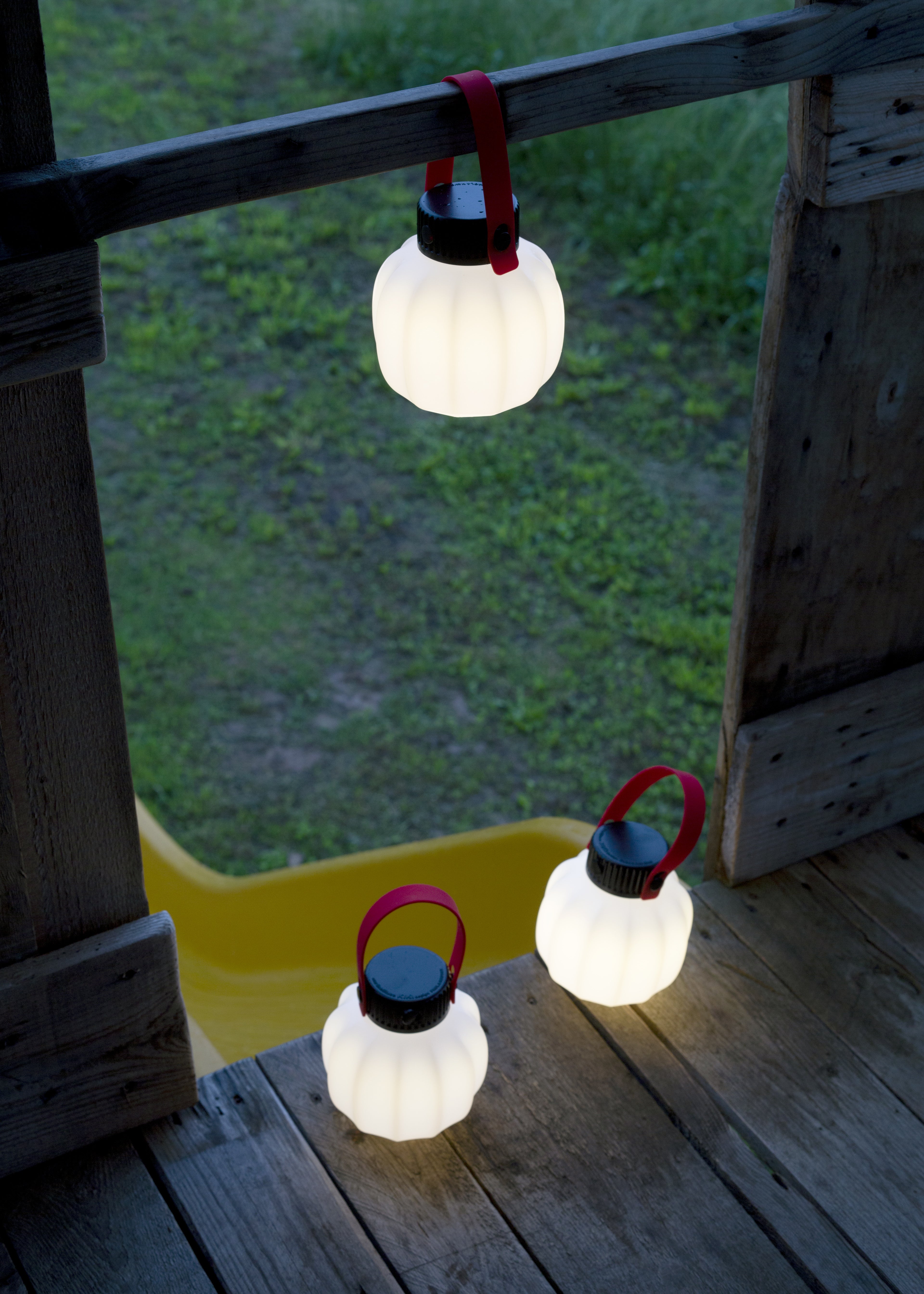 Tragbare Außenlampe KIKI in Weiß mit Silikongriff
