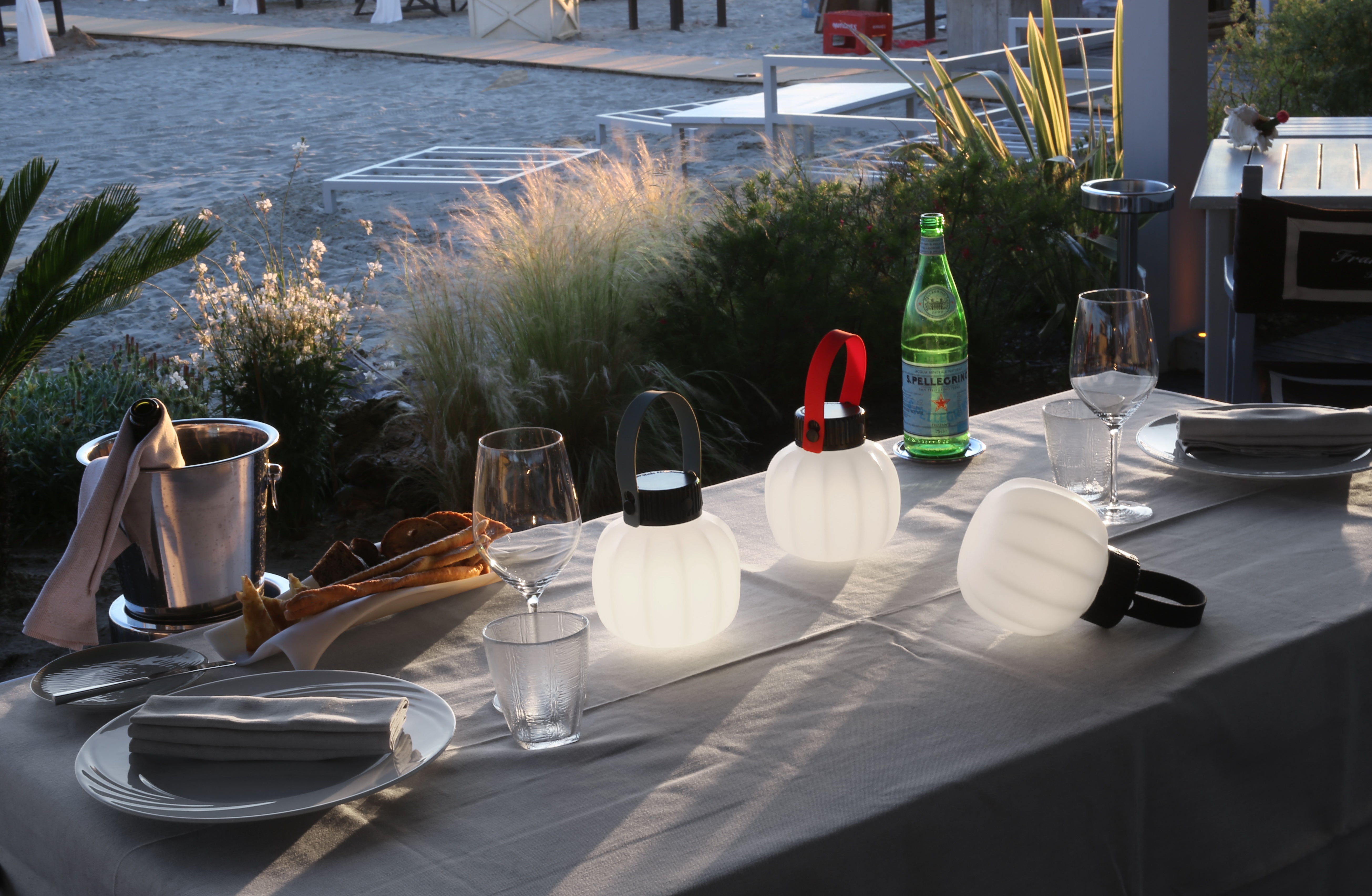 Tragbare Außenlampe KIKI in Weiß mit Silikongriff