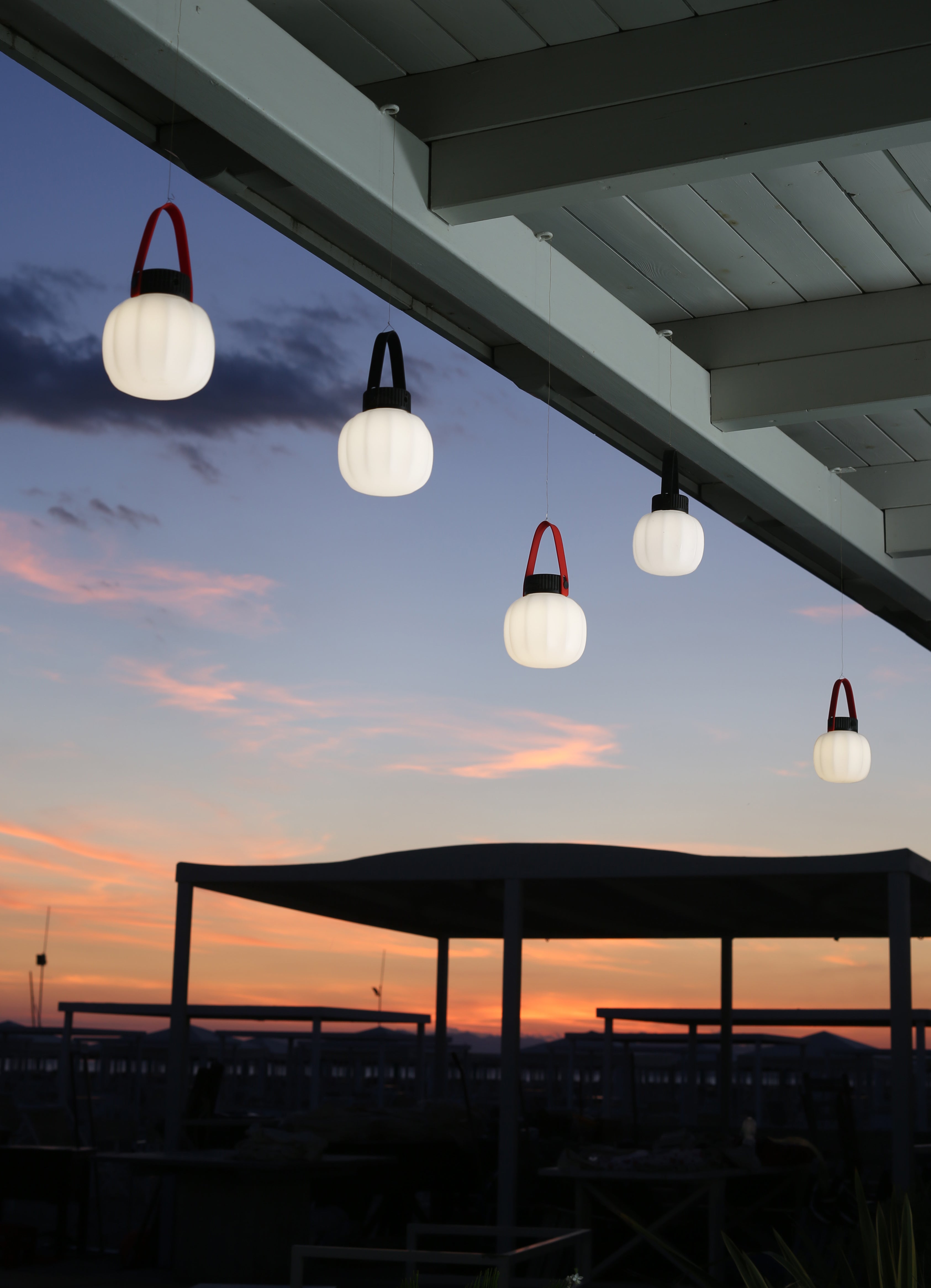 Tragbare Außenlampe KIKI in Weiß mit Silikongriff