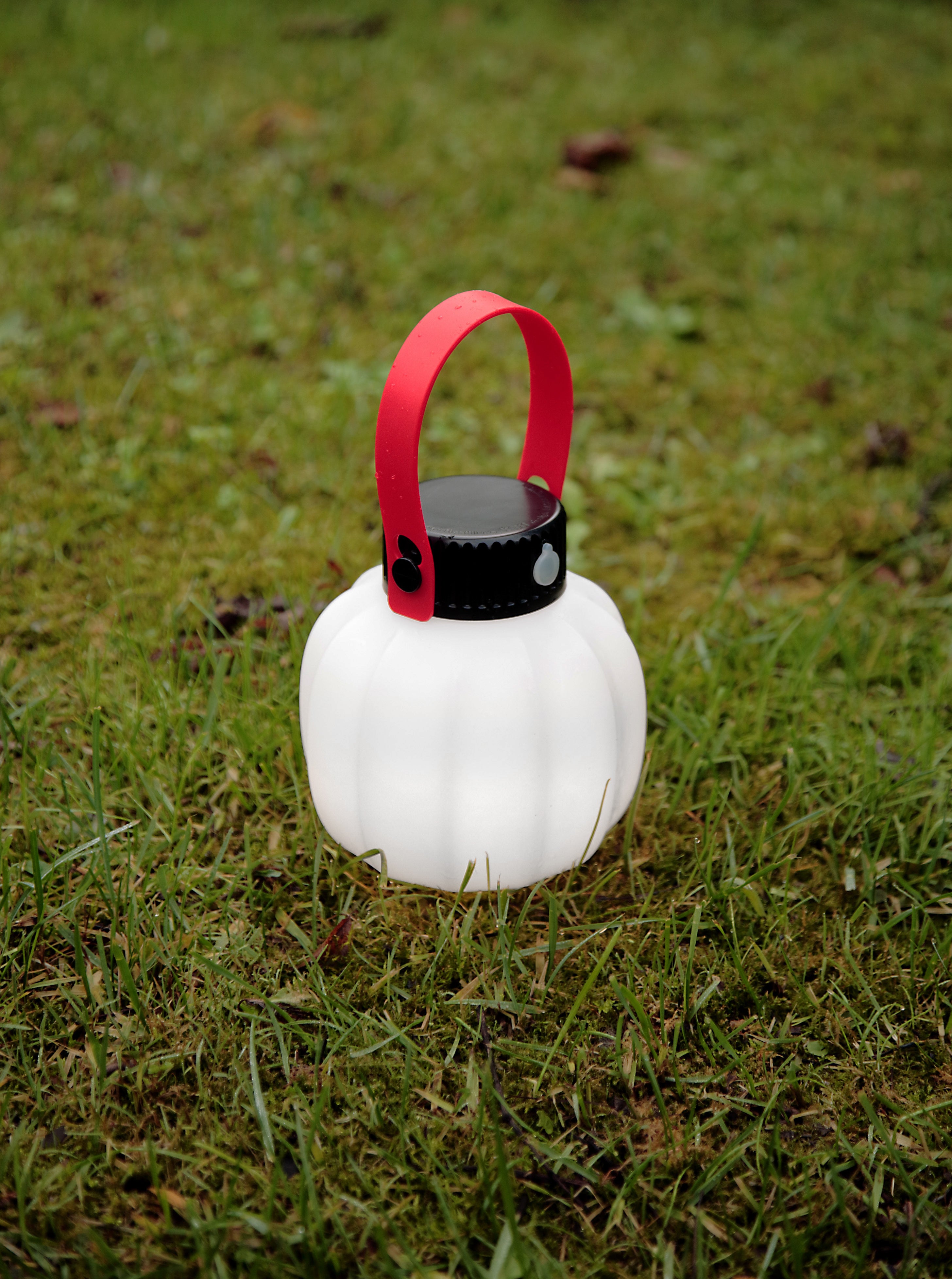 Tragbare Außenlampe KIKI in Weiß mit Silikongriff