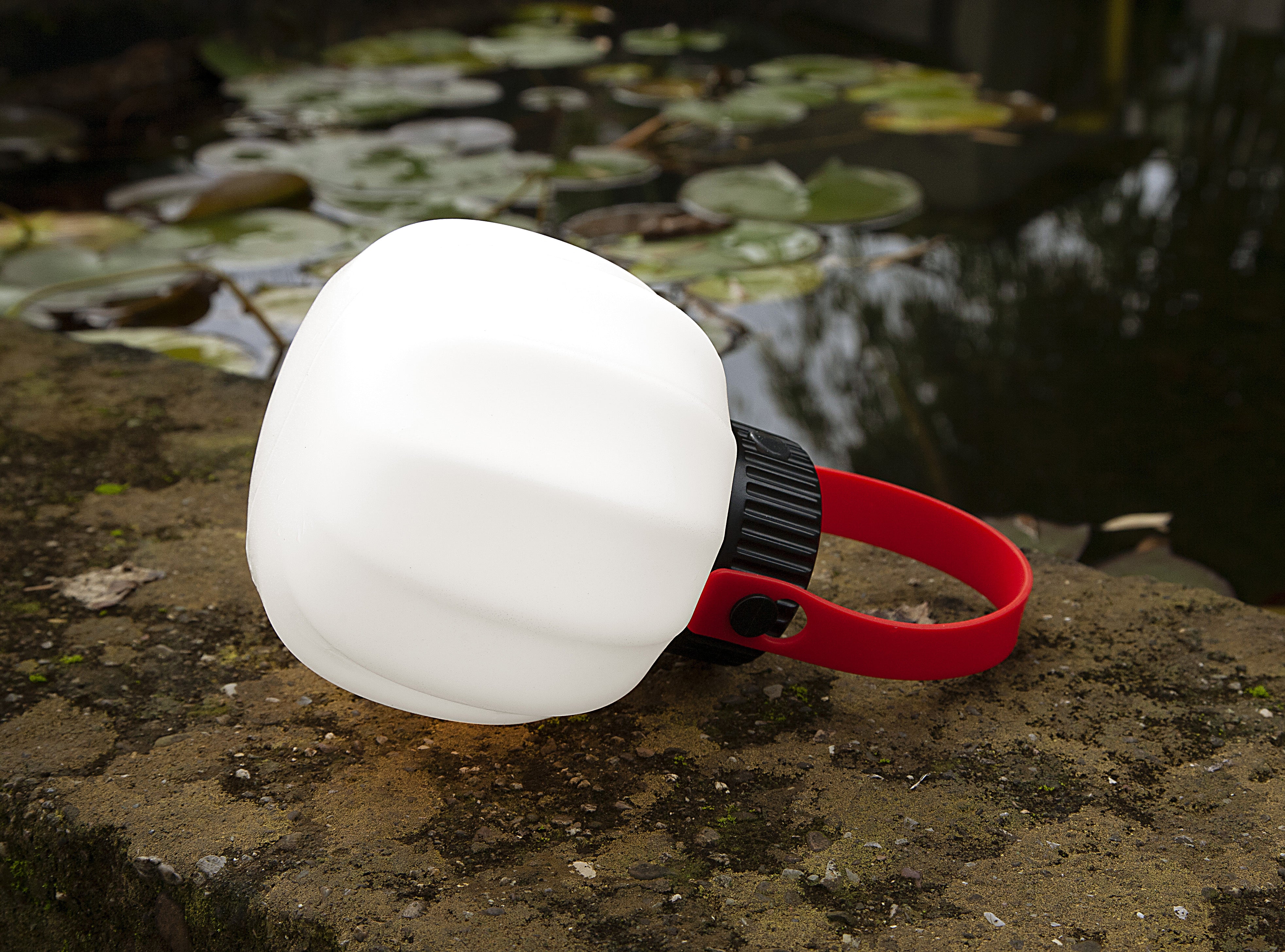 Tragbare Außenlampe KIKI in Weiß mit Silikongriff